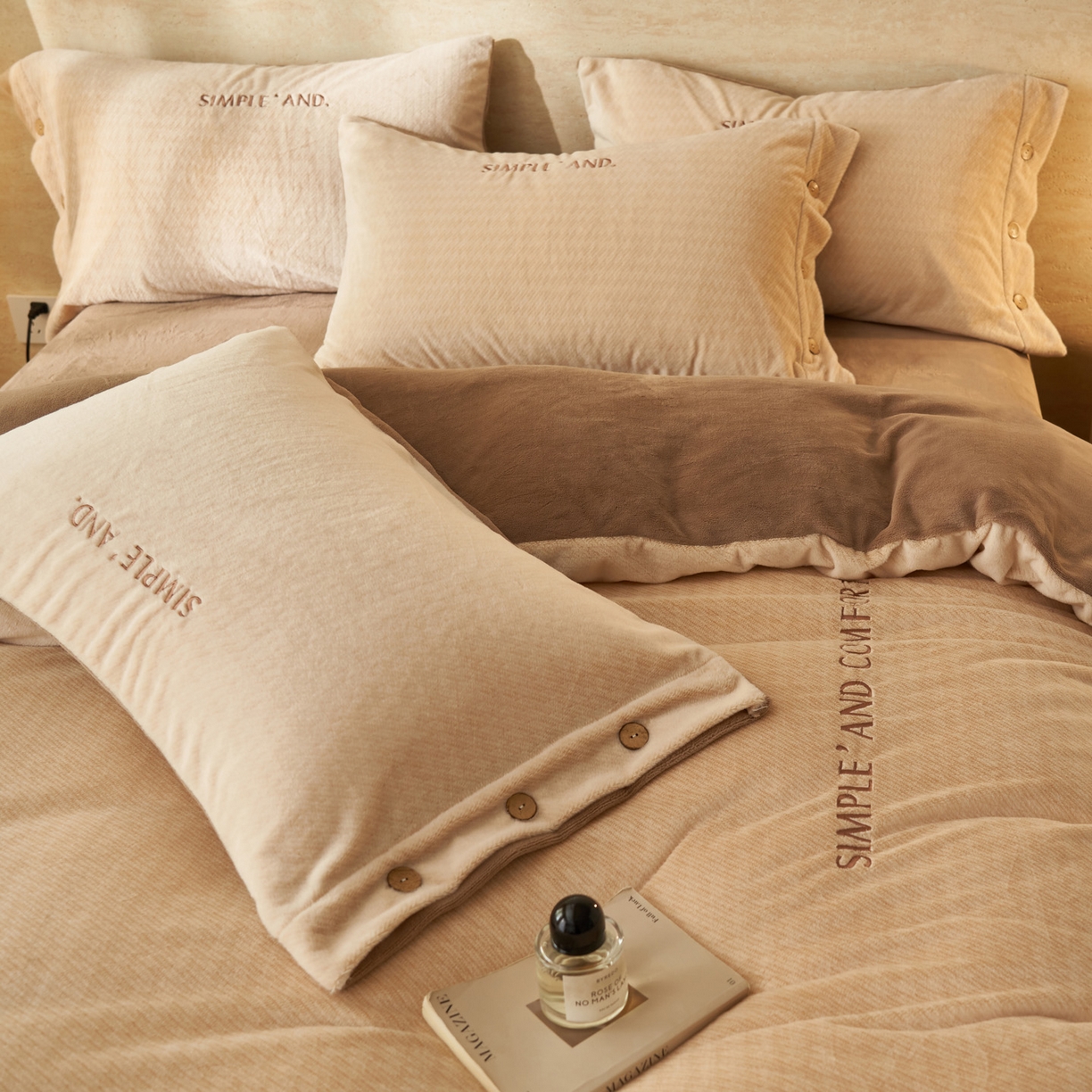 91家纺网 家纺一手货源 找家纺 寐绸家纺 2025秋冬新款230g雪貂绒阳离子提花牛奶绒四件套 雪貂绒-驼色