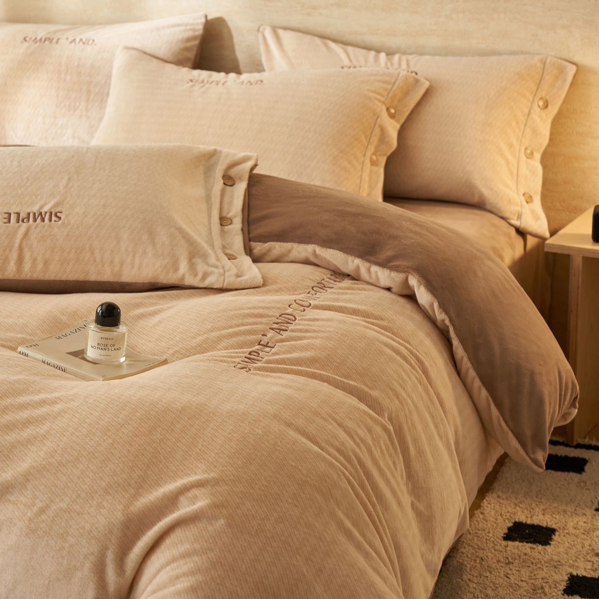 91家纺网 家纺一手货源 找家纺 寐绸家纺 2025秋冬新款230g雪貂绒阳离子提花牛奶绒四件套 雪貂绒-驼色