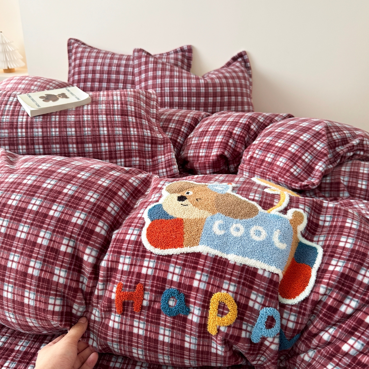 91家纺网 家纺一手货源 找家纺 希朵家纺 2025新款可爱牛奶绒毛巾绣床盖四件套 腊肠狗