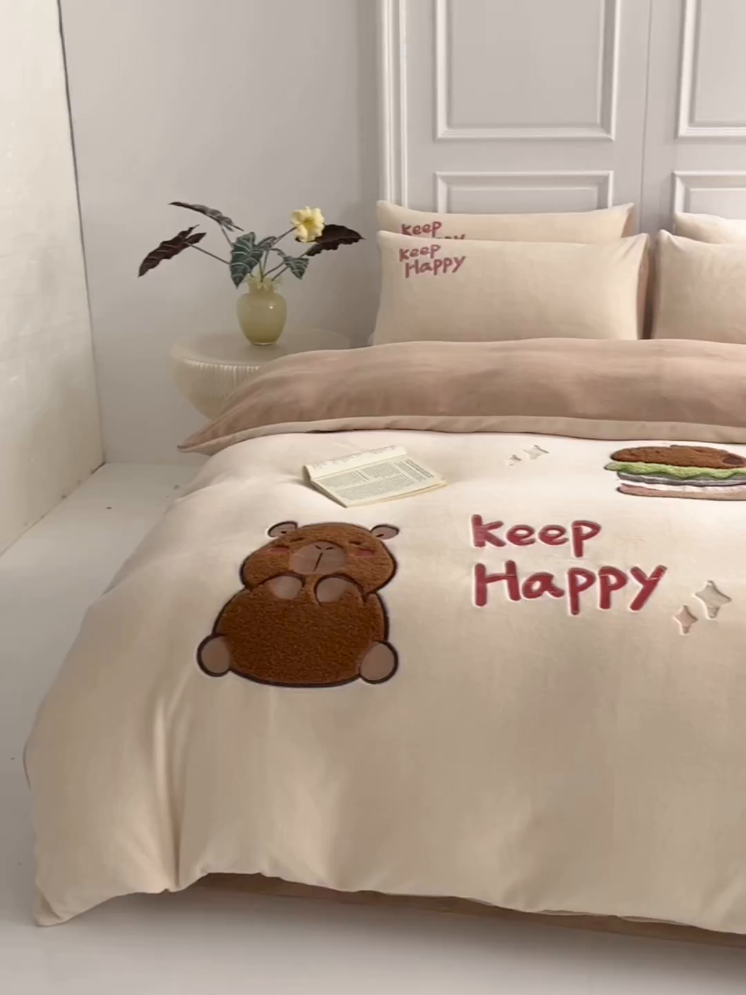 91家纺网 家纺一手货源 找家纺 蓝邻家纺 2025新款牛奶绒大版刺绣四件套-卡通系列 快乐萌熊