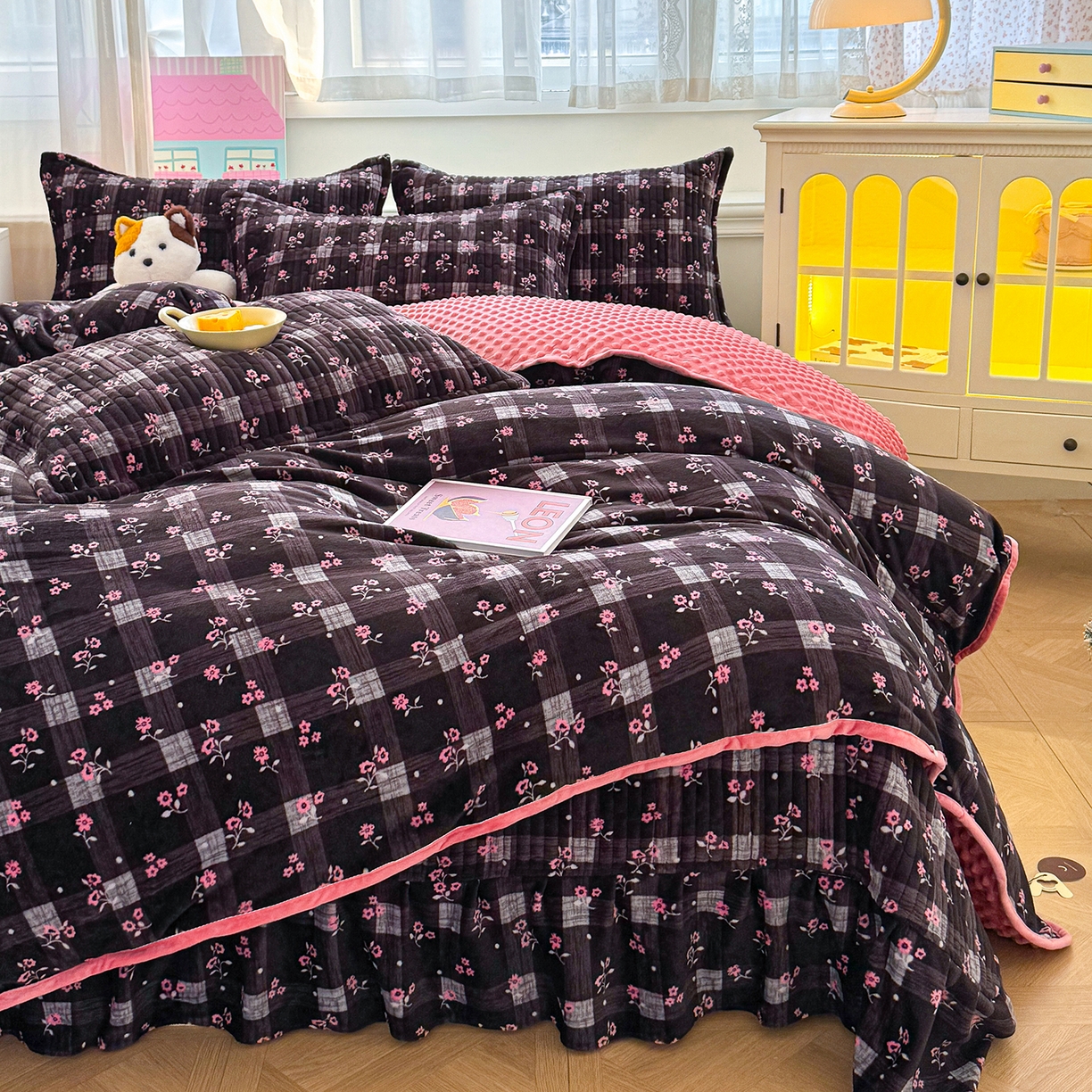 91家纺网 家纺一手货源 找家纺 豫见家纺 2025新款加厚高克重牛奶绒豆豆绒花边床盖四件套 暖樱