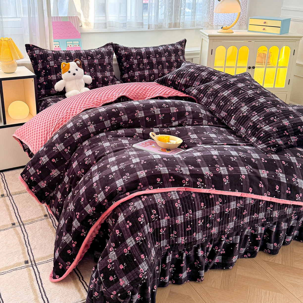 91家纺网 家纺一手货源 找家纺 豫见家纺 2025新款加厚高克重牛奶绒豆豆绒花边床盖四件套 暖樱