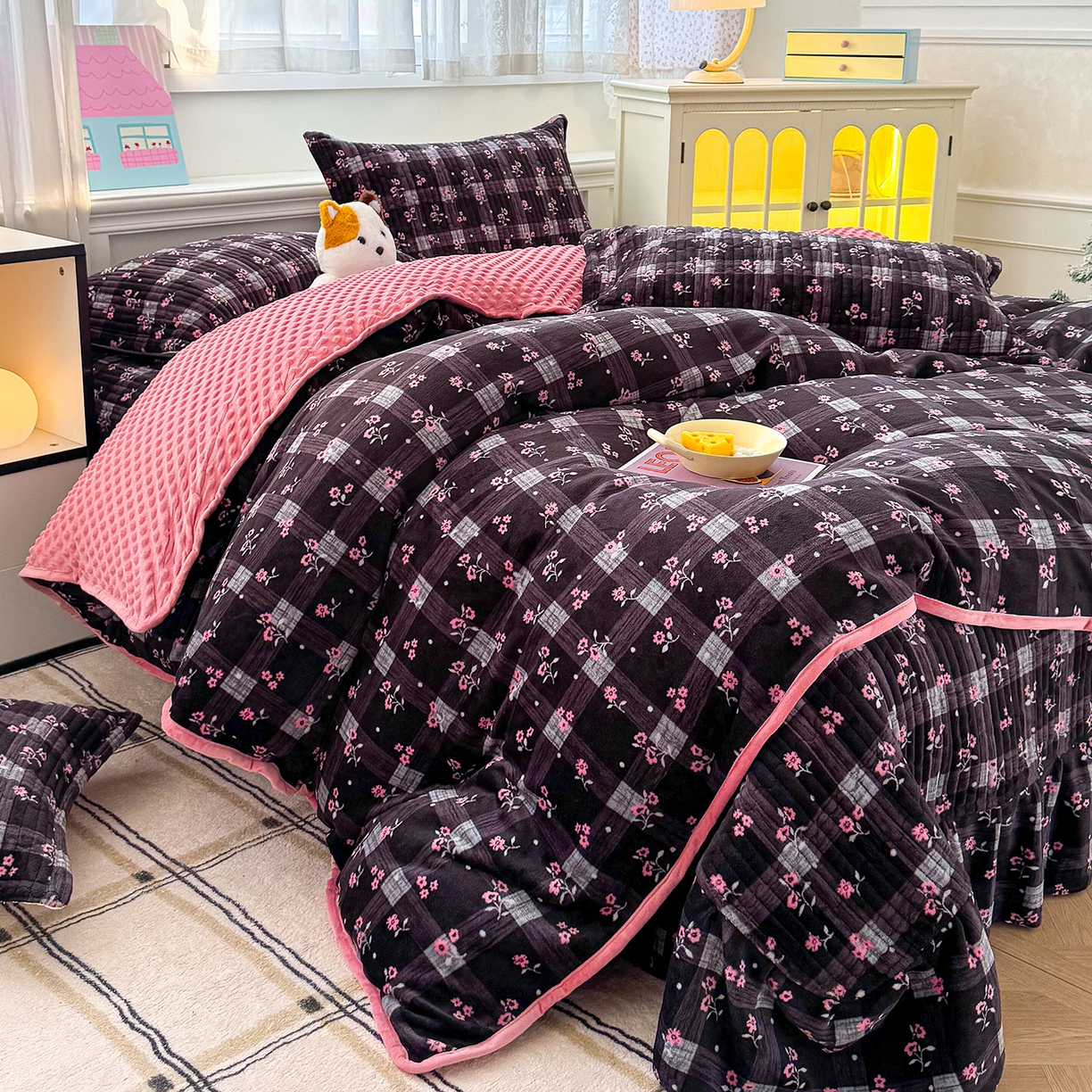 91家纺网 家纺一手货源 找家纺 豫见家纺 2025新款加厚高克重牛奶绒豆豆绒花边床盖四件套 暖樱