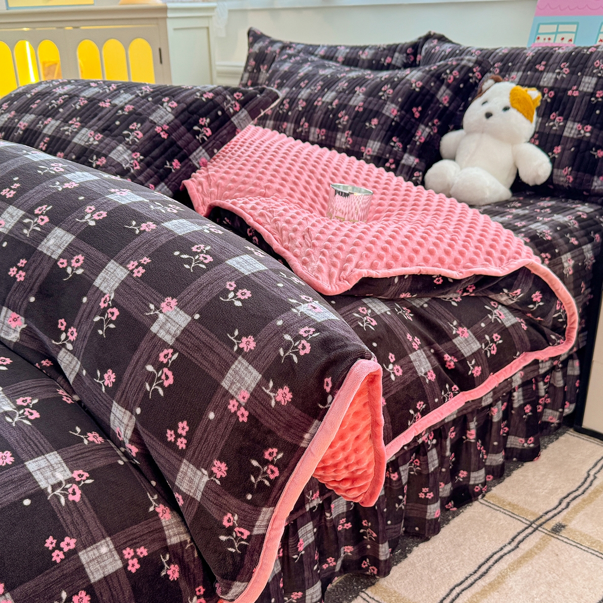 91家纺网 家纺一手货源 找家纺 豫见家纺 2025新款加厚高克重牛奶绒豆豆绒花边床盖四件套 暖樱