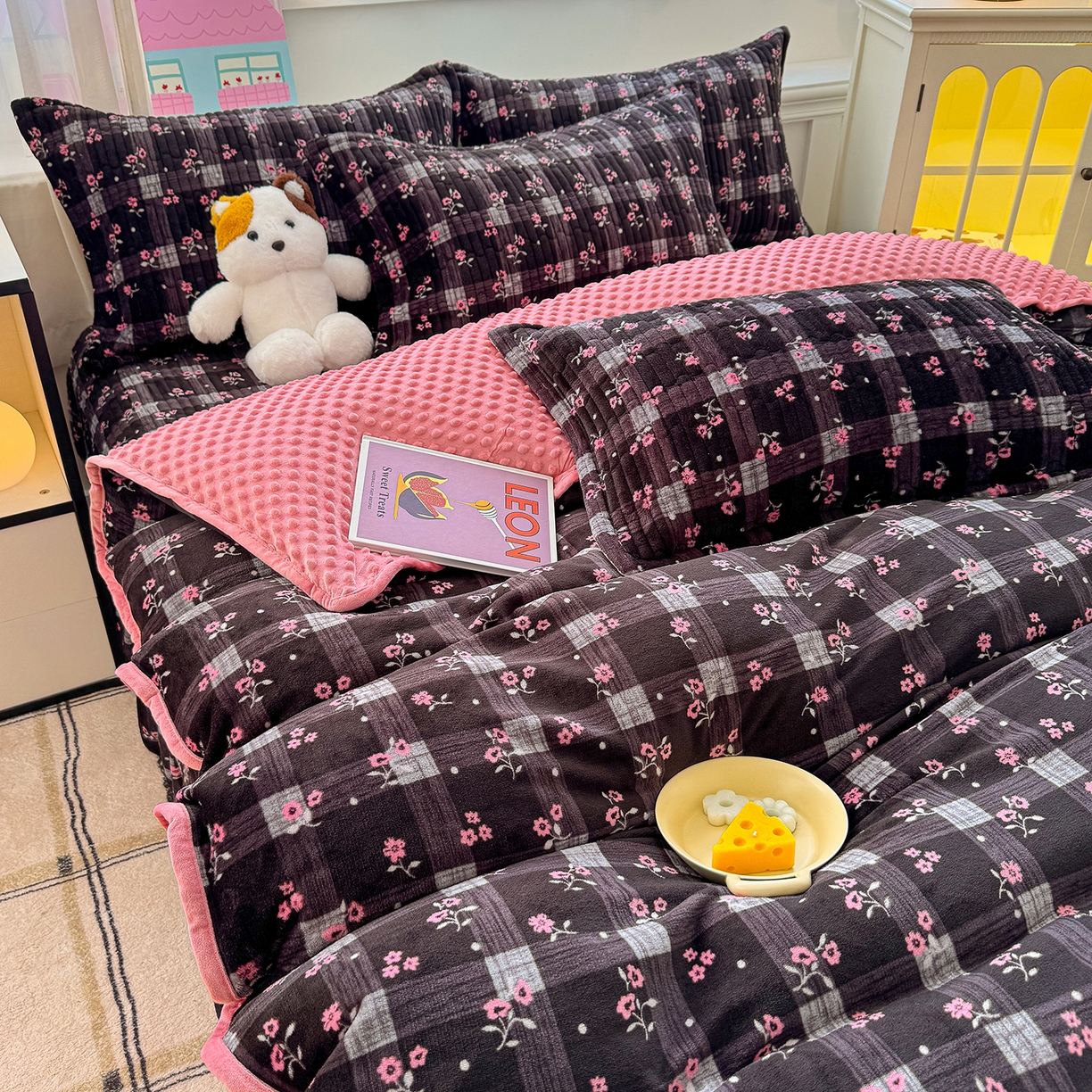 91家纺网 家纺一手货源 找家纺 豫见家纺 2025新款加厚高克重牛奶绒豆豆绒花边床盖四件套 暖樱