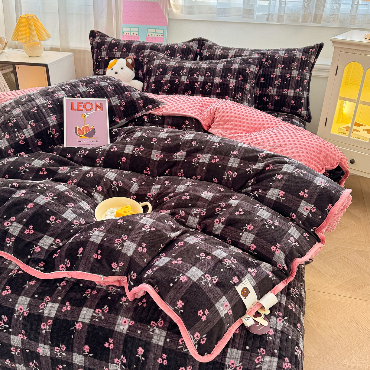 91家纺网 家纺一手货源 找家纺 豫见家纺 2025新款加厚高克重牛奶绒豆豆绒花边床盖四件套 暖樱