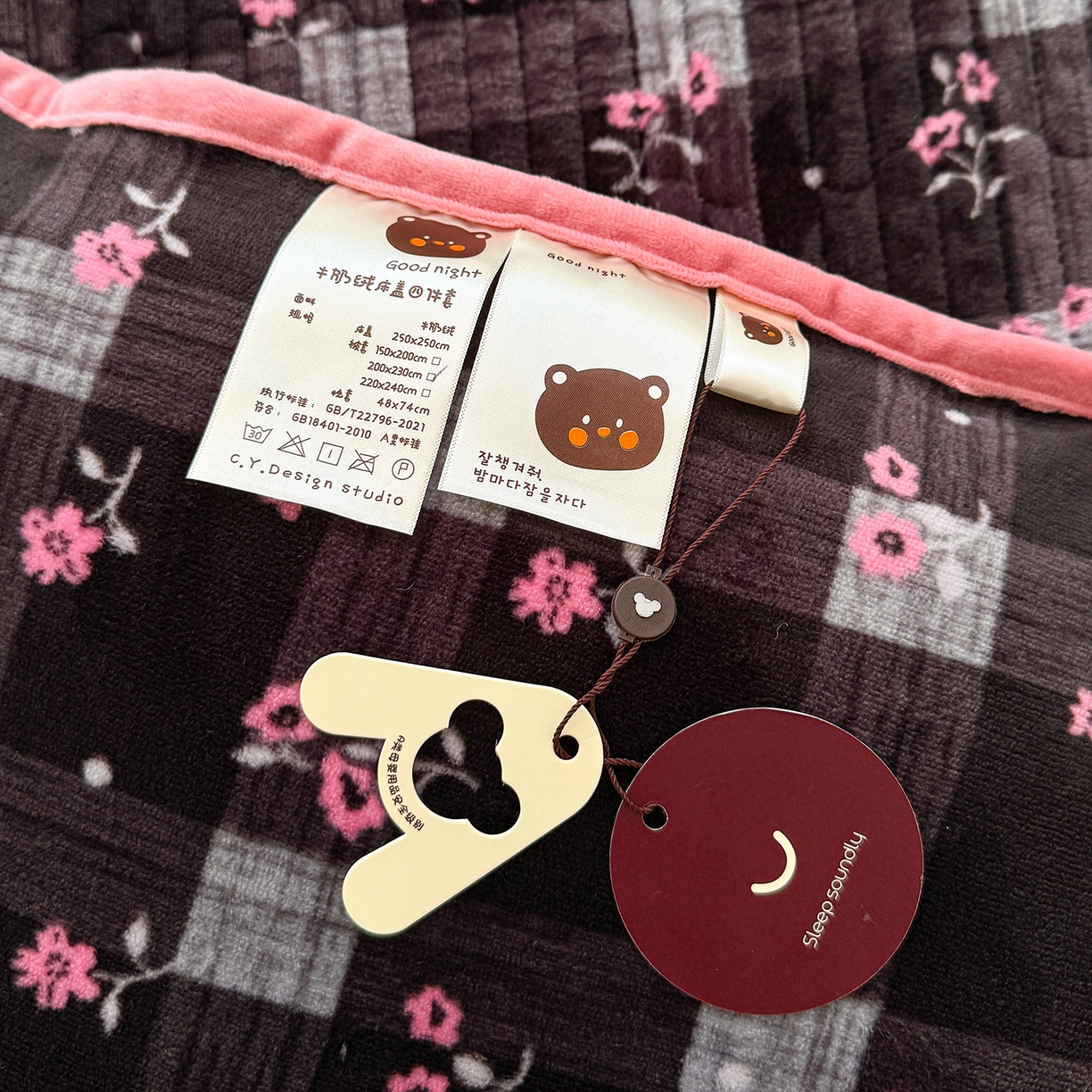 91家纺网 家纺一手货源 找家纺 豫见家纺 2025新款加厚高克重牛奶绒豆豆绒花边床盖四件套 暖樱