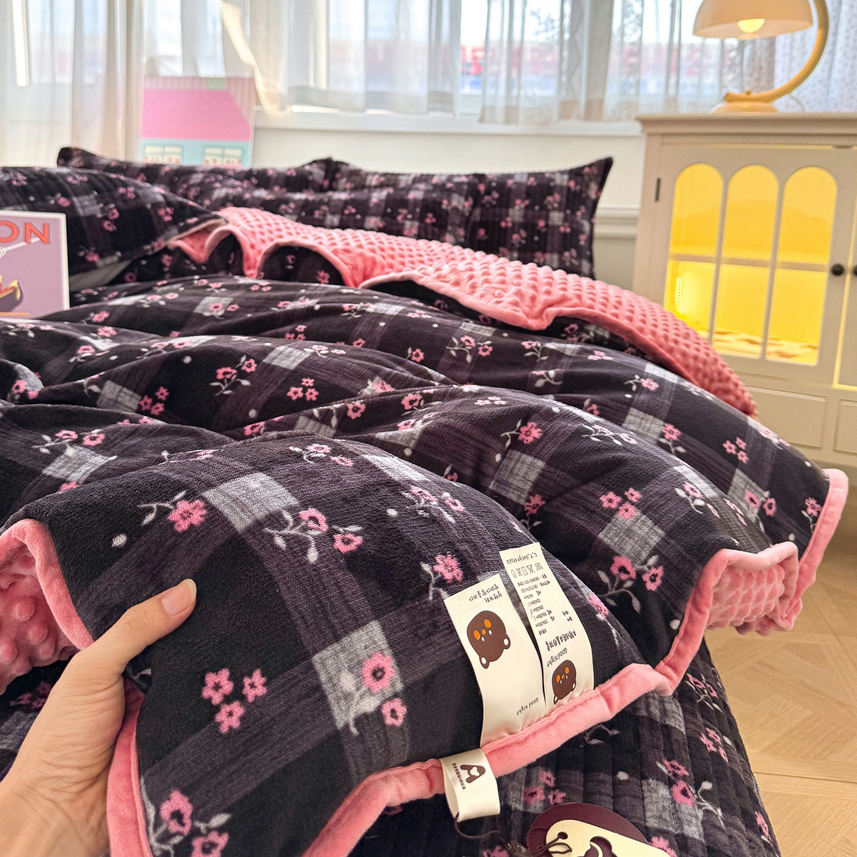 91家纺网 家纺一手货源 找家纺 豫见家纺 2025新款加厚高克重牛奶绒豆豆绒花边床盖四件套 暖樱