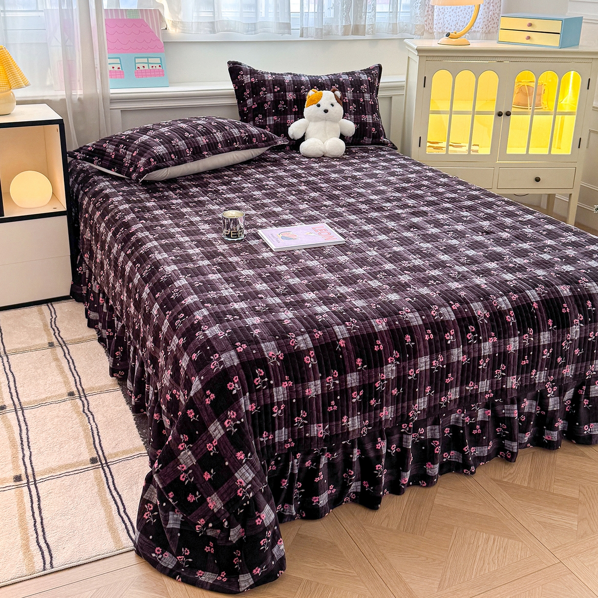 91家纺网 家纺一手货源 找家纺 豫见家纺 2025新款加厚高克重牛奶绒豆豆绒花边床盖四件套 暖樱