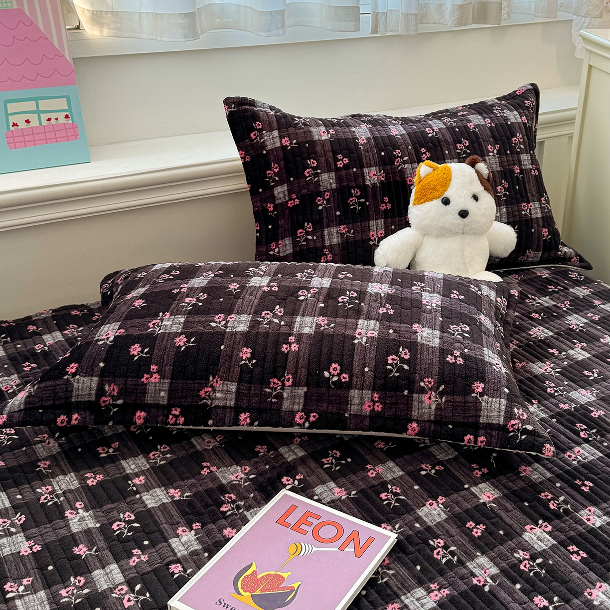 91家纺网 家纺一手货源 找家纺 豫见家纺 2025新款加厚高克重牛奶绒豆豆绒花边床盖四件套 暖樱