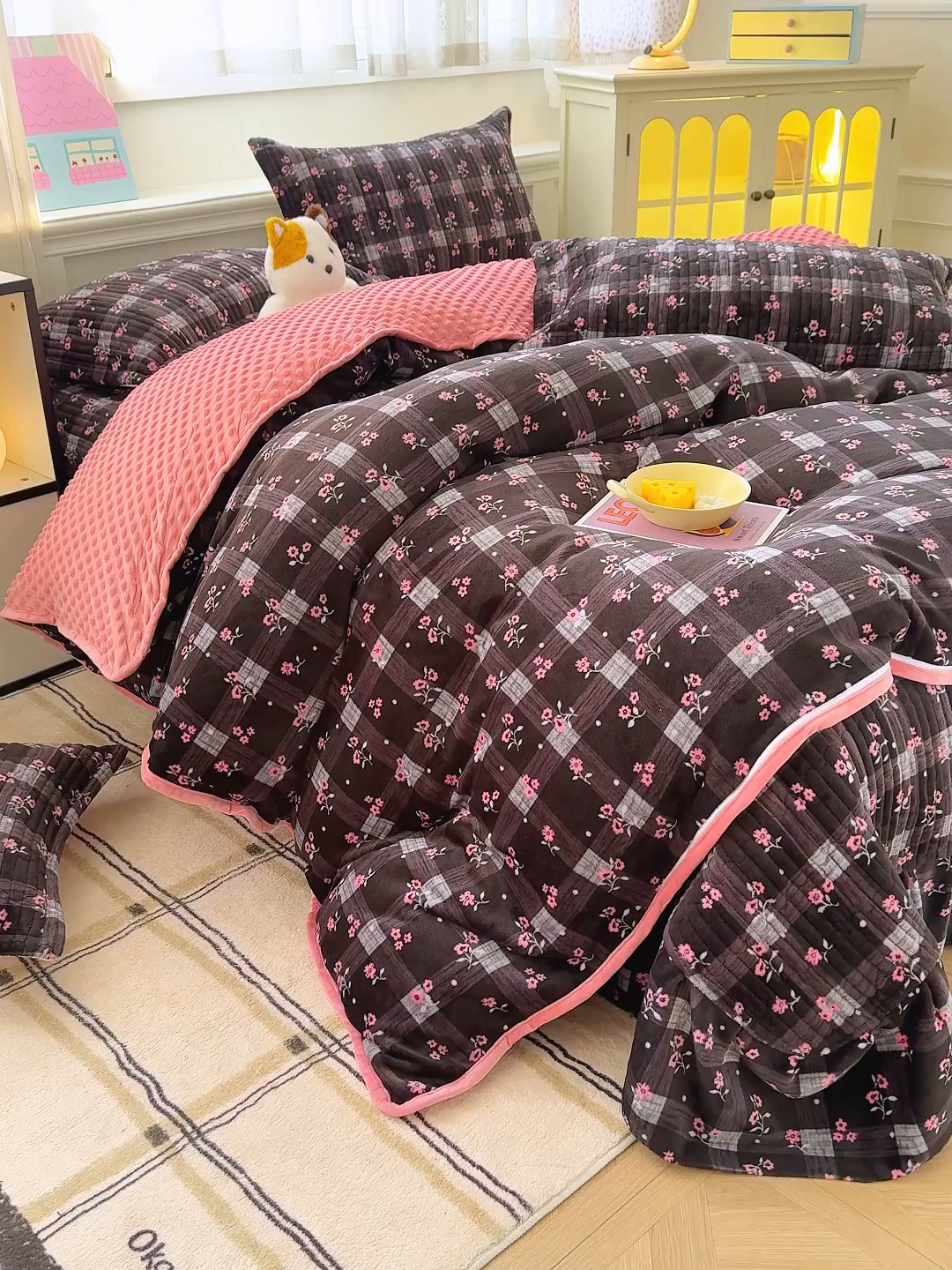 91家纺网 家纺一手货源 找家纺 豫见家纺 2025新款加厚高克重牛奶绒豆豆绒花边床盖四件套 暖樱