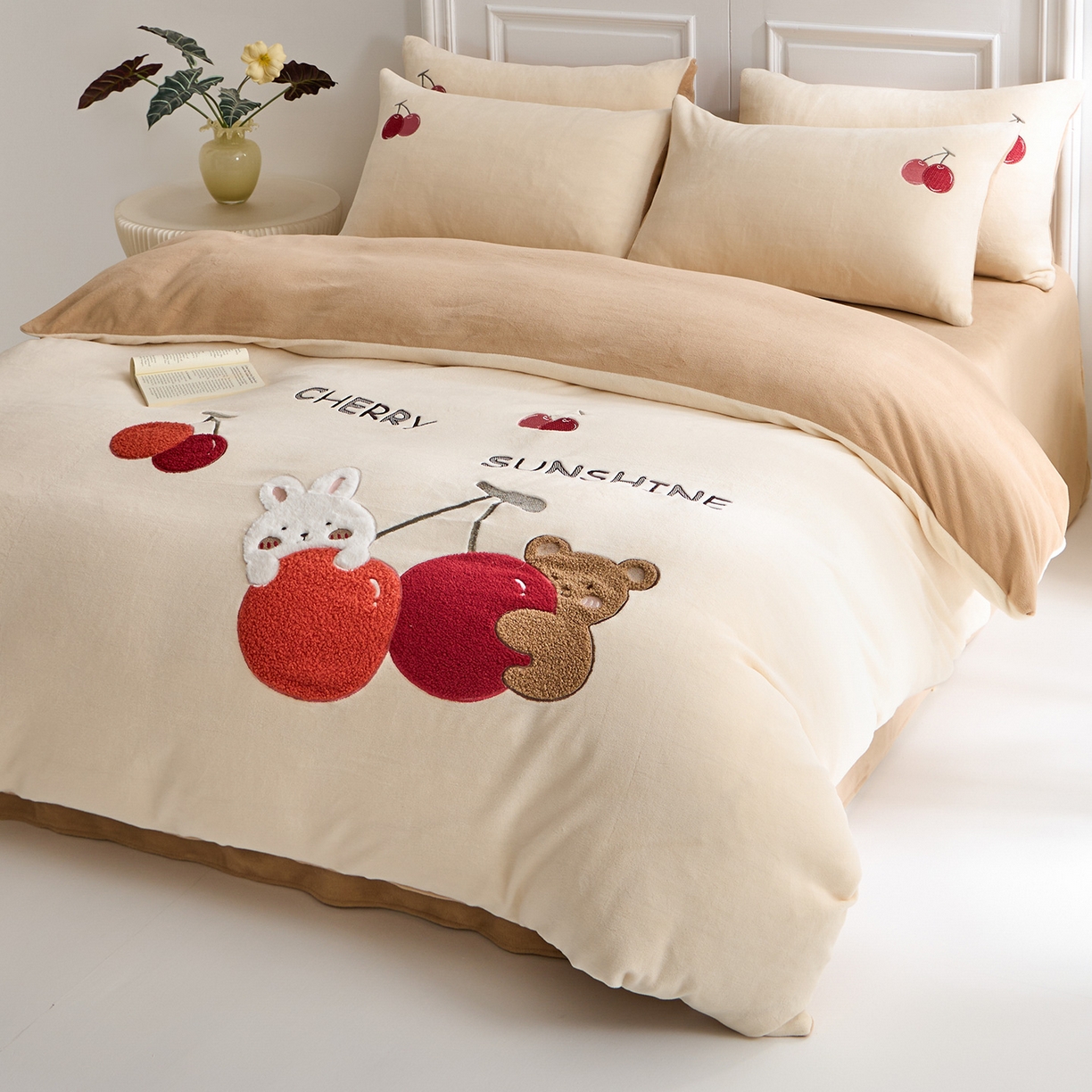 91家纺网 家纺一手货源 找家纺 蓝邻家纺 2025新款牛奶绒大版刺绣四件套-卡通系列 甜蜜果缘