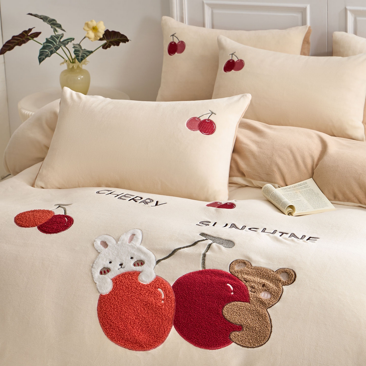 91家纺网 家纺一手货源 找家纺 蓝邻家纺 2025新款牛奶绒大版刺绣四件套-卡通系列 甜蜜果缘