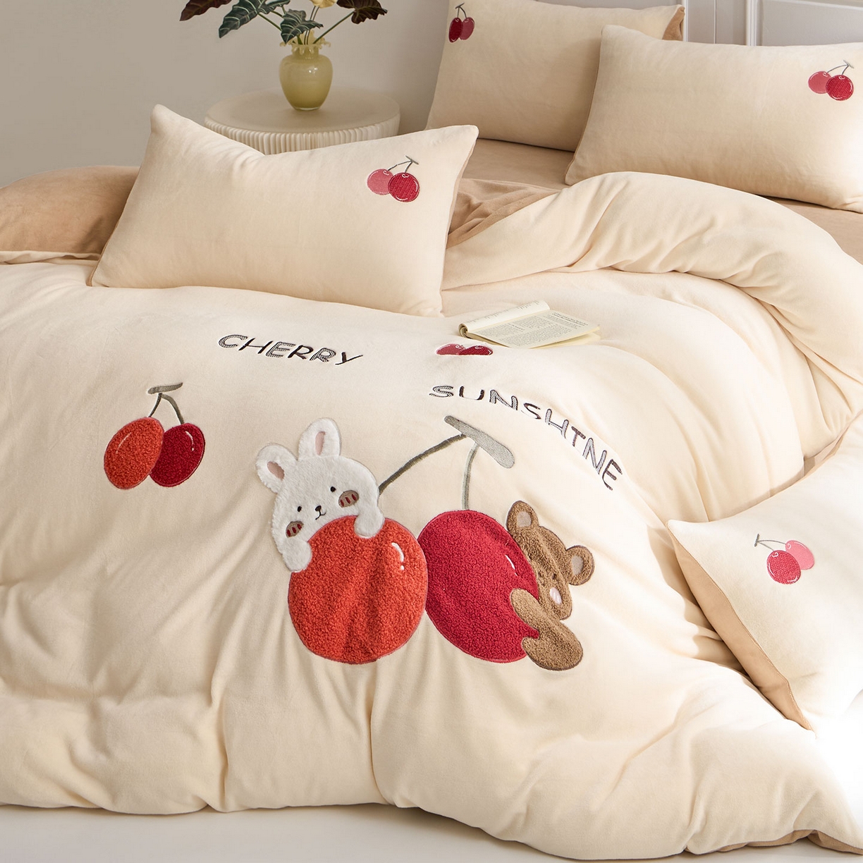 91家纺网 家纺一手货源 找家纺 蓝邻家纺 2025新款牛奶绒大版刺绣四件套-卡通系列 甜蜜果缘