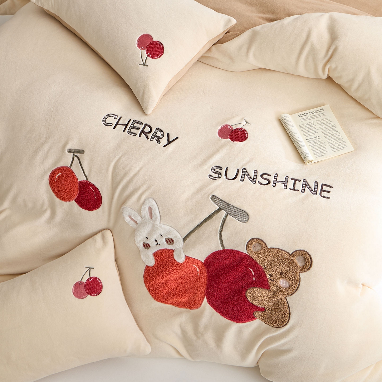 91家纺网 家纺一手货源 找家纺 蓝邻家纺 2025新款牛奶绒大版刺绣四件套-卡通系列 甜蜜果缘