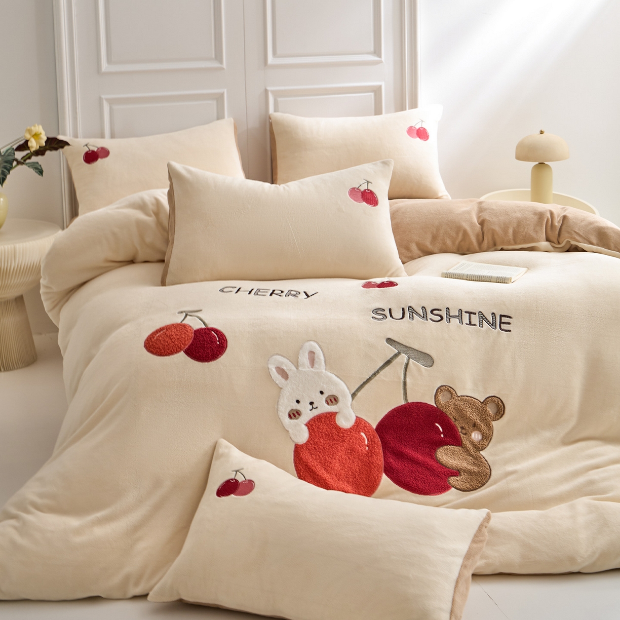 91家纺网 家纺一手货源 找家纺 蓝邻家纺 2025新款牛奶绒大版刺绣四件套-卡通系列 甜蜜果缘