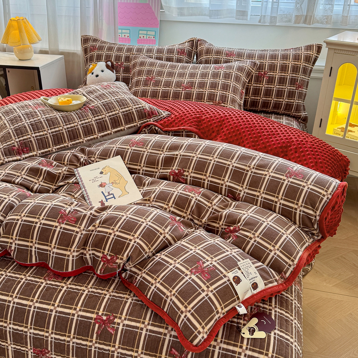 91家纺网 家纺一手货源 找家纺 豫见家纺 2025新款加厚高克重牛奶绒豆豆绒花边床盖四件套 屿知