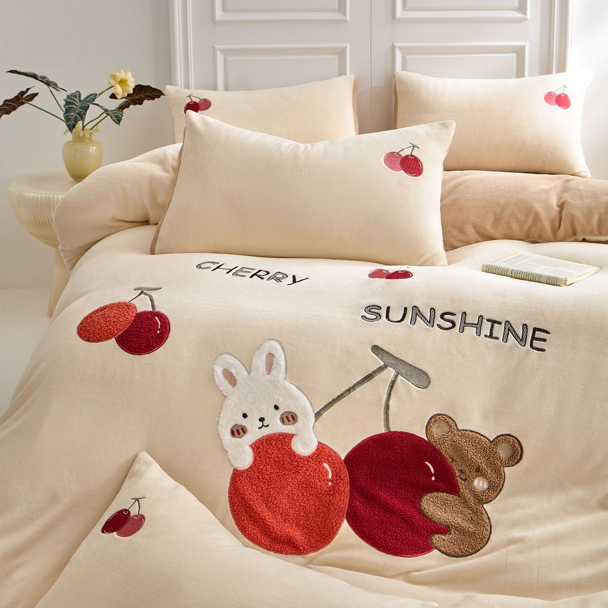 91家纺网 家纺一手货源 找家纺 蓝邻家纺 2025新款牛奶绒大版刺绣四件套-卡通系列 甜蜜果缘