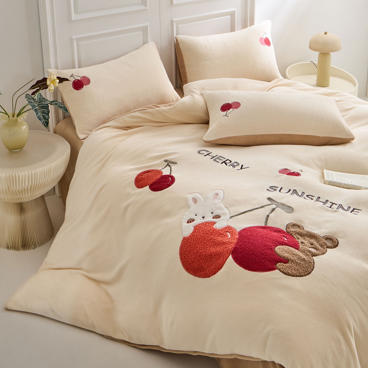 91家纺网 家纺一手货源 找家纺 蓝邻家纺 2025新款牛奶绒大版刺绣四件套-卡通系列 甜蜜果缘