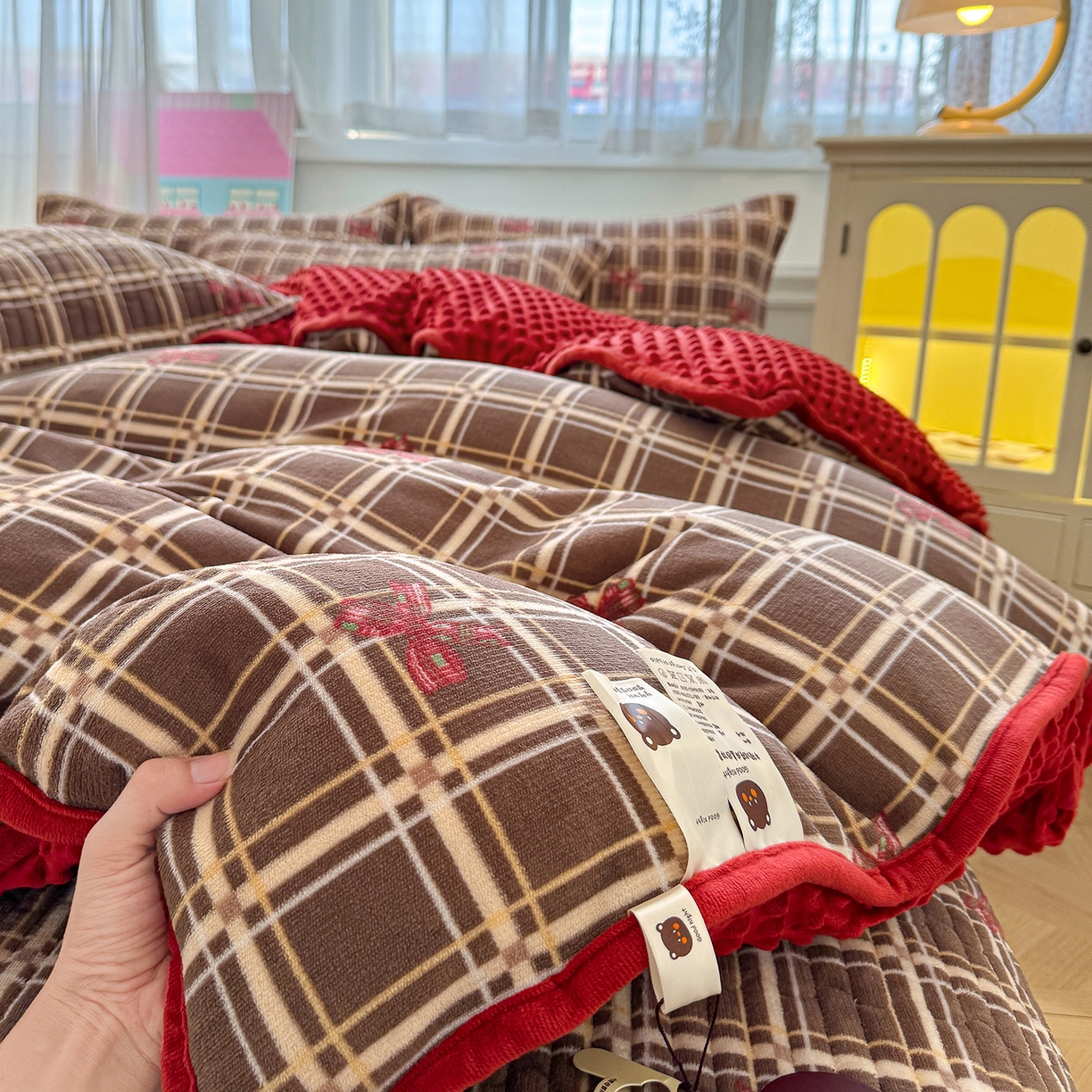 91家纺网 家纺一手货源 找家纺 豫见家纺 2025新款加厚高克重牛奶绒豆豆绒花边床盖四件套 屿知