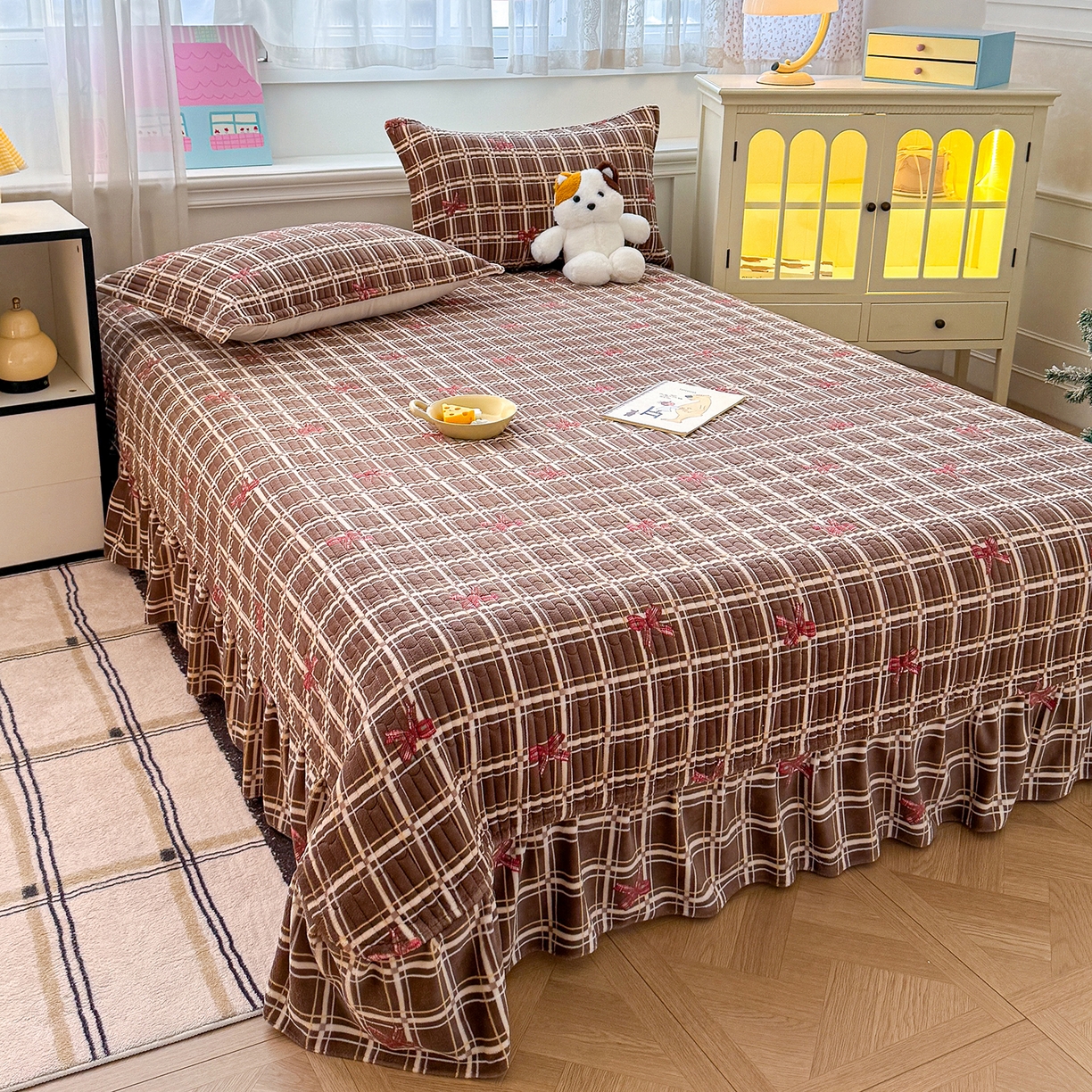 91家纺网 家纺一手货源 找家纺 豫见家纺 2025新款加厚高克重牛奶绒豆豆绒花边床盖四件套 屿知