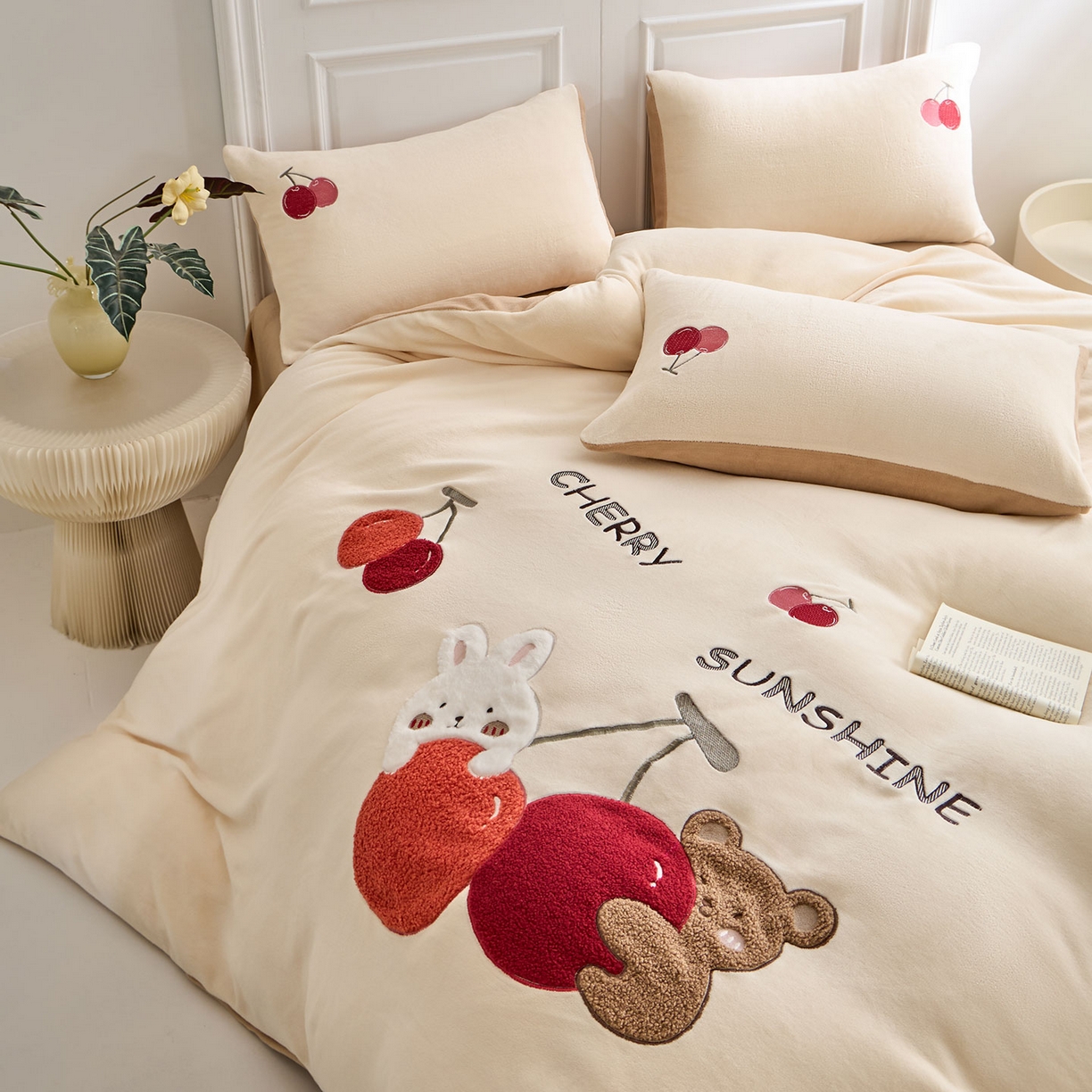 91家纺网 家纺一手货源 找家纺 蓝邻家纺 2025新款牛奶绒大版刺绣四件套-卡通系列 甜蜜果缘