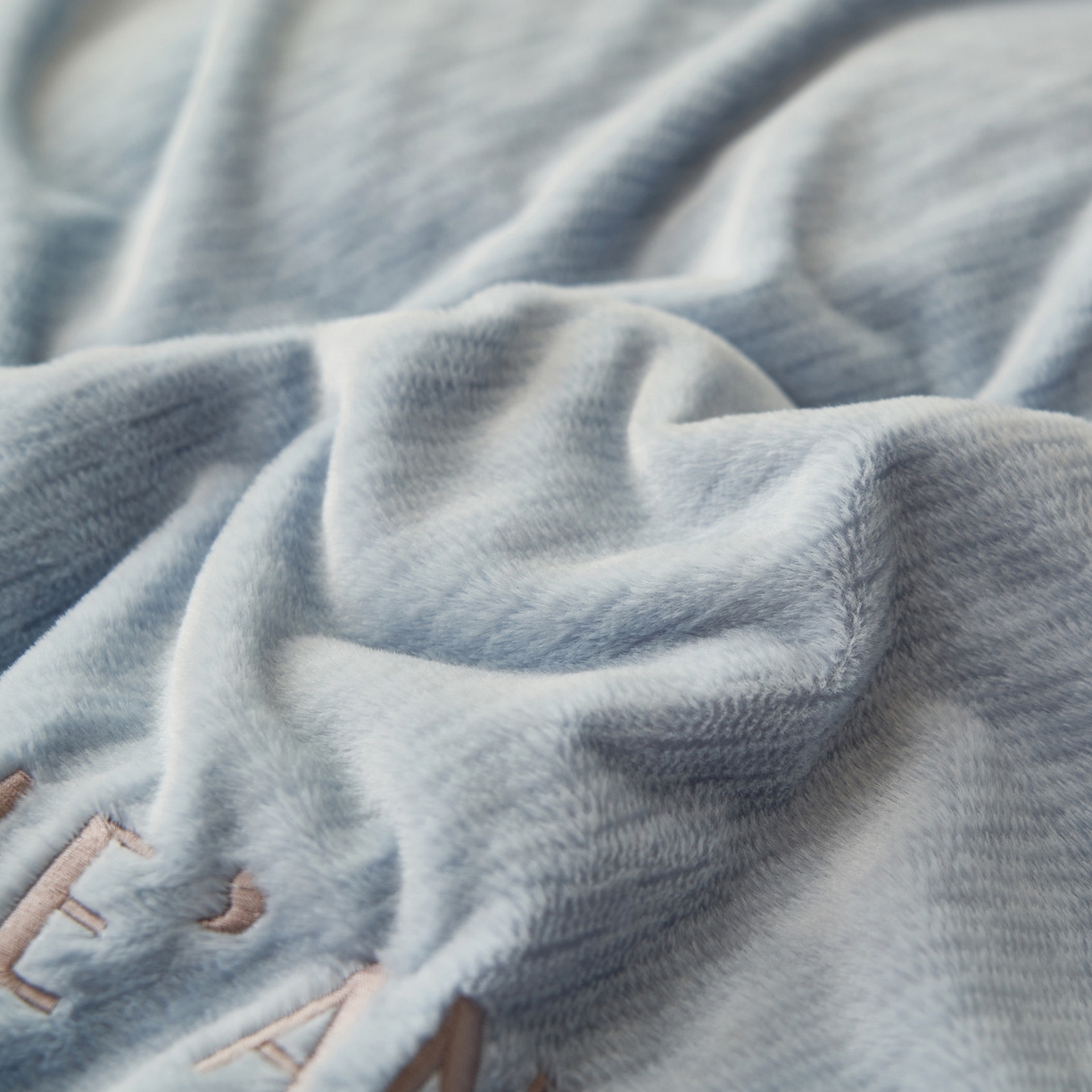 91家纺网 家纺一手货源 找家纺 寐绸家纺 2025秋冬新款230g雪貂绒阳离子提花牛奶绒四件套 雪貂绒-雾蓝