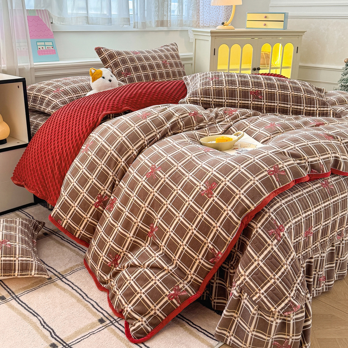 91家纺网 家纺一手货源 找家纺 豫见家纺 2025新款加厚高克重牛奶绒豆豆绒花边床盖四件套 屿知