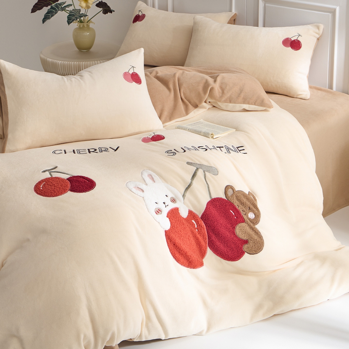 91家纺网 家纺一手货源 找家纺 蓝邻家纺 2025新款牛奶绒大版刺绣四件套-卡通系列 甜蜜果缘