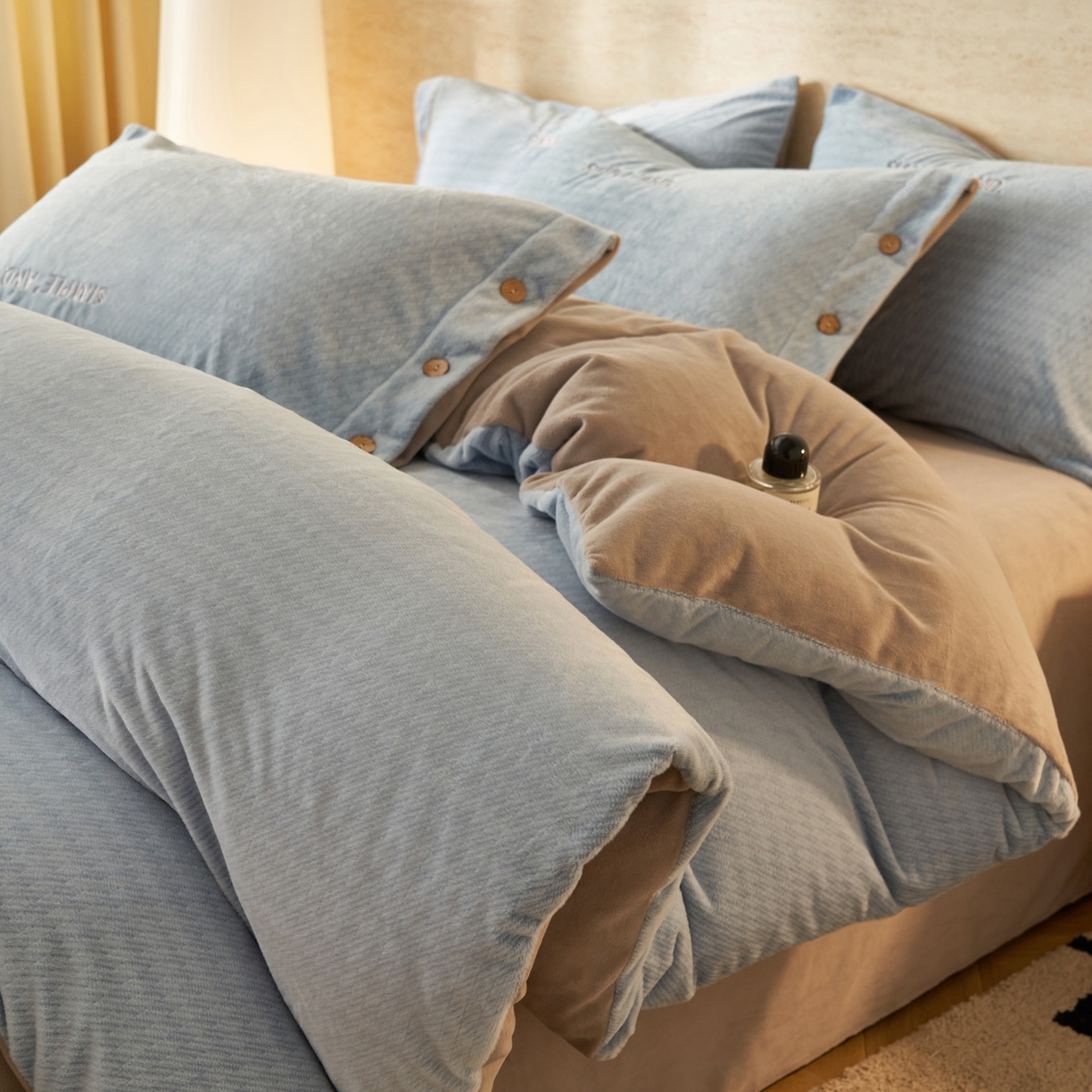 91家纺网 家纺一手货源 找家纺 寐绸家纺 2025秋冬新款230g雪貂绒阳离子提花牛奶绒四件套 雪貂绒-雾蓝