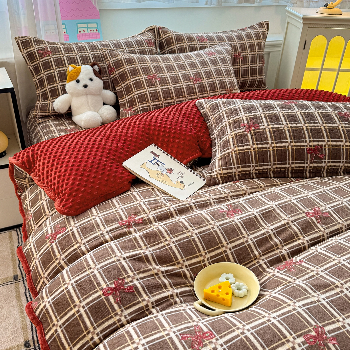 91家纺网 家纺一手货源 找家纺 豫见家纺 2025新款加厚高克重牛奶绒豆豆绒花边床盖四件套 屿知