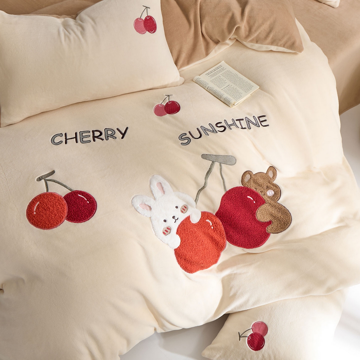 91家纺网 家纺一手货源 找家纺 蓝邻家纺 2025新款牛奶绒大版刺绣四件套-卡通系列 甜蜜果缘