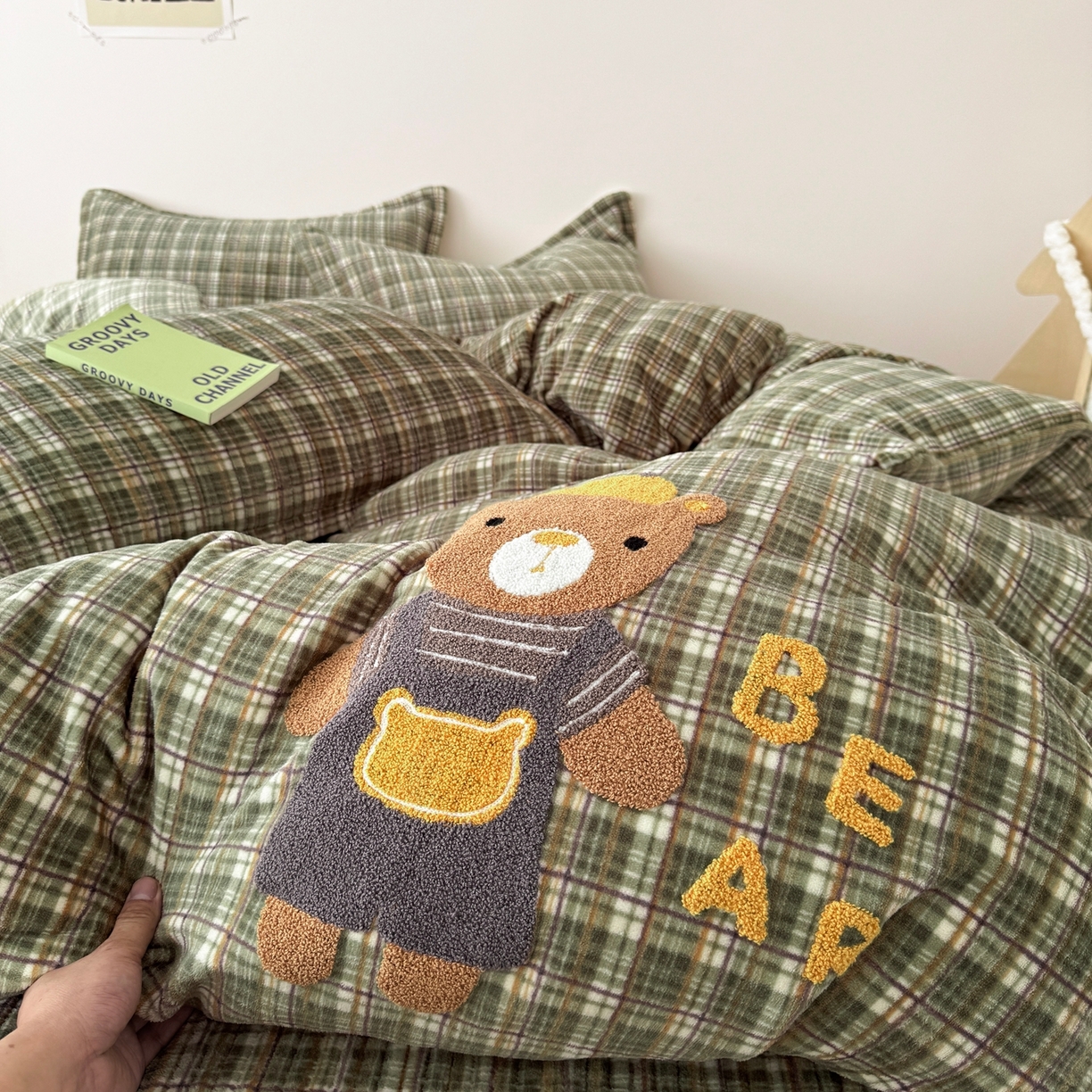 91家纺网 家纺一手货源 找家纺 希朵家纺 2025新款可爱牛奶绒毛巾绣床盖四件套 帽子熊绿