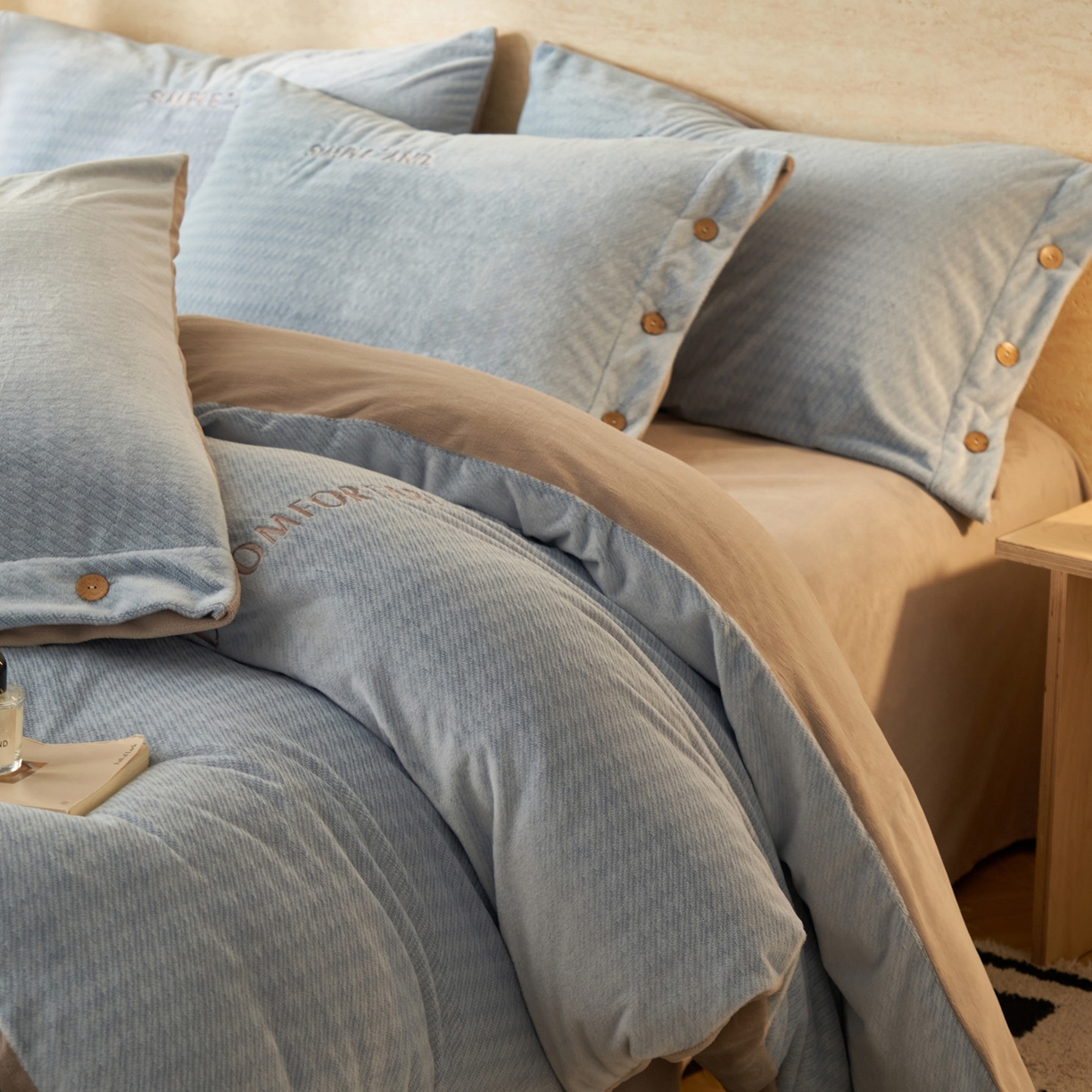 91家纺网 家纺一手货源 找家纺 寐绸家纺 2025秋冬新款230g雪貂绒阳离子提花牛奶绒四件套 雪貂绒-雾蓝