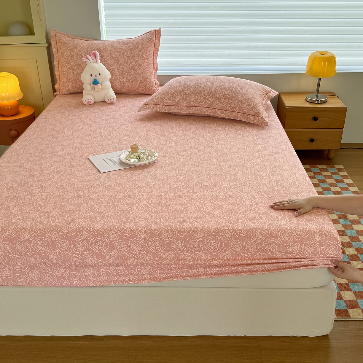 91家纺网 家纺一手货源 找家纺 壹贝家纺 2025新款全棉磨毛床笠系列 玫瑰情缘-粉