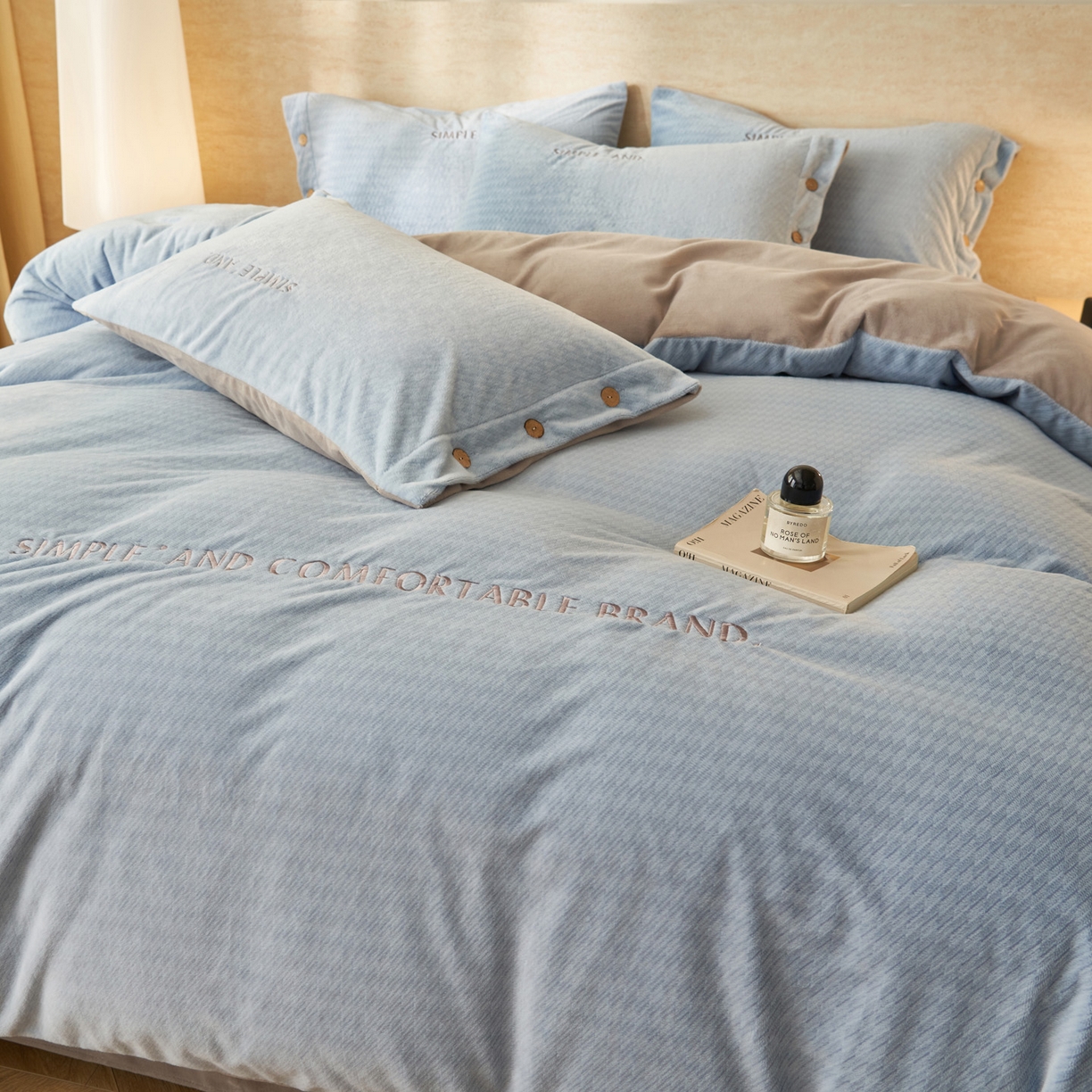 91家纺网 家纺一手货源 找家纺 寐绸家纺 2025秋冬新款230g雪貂绒阳离子提花牛奶绒四件套 雪貂绒-雾蓝