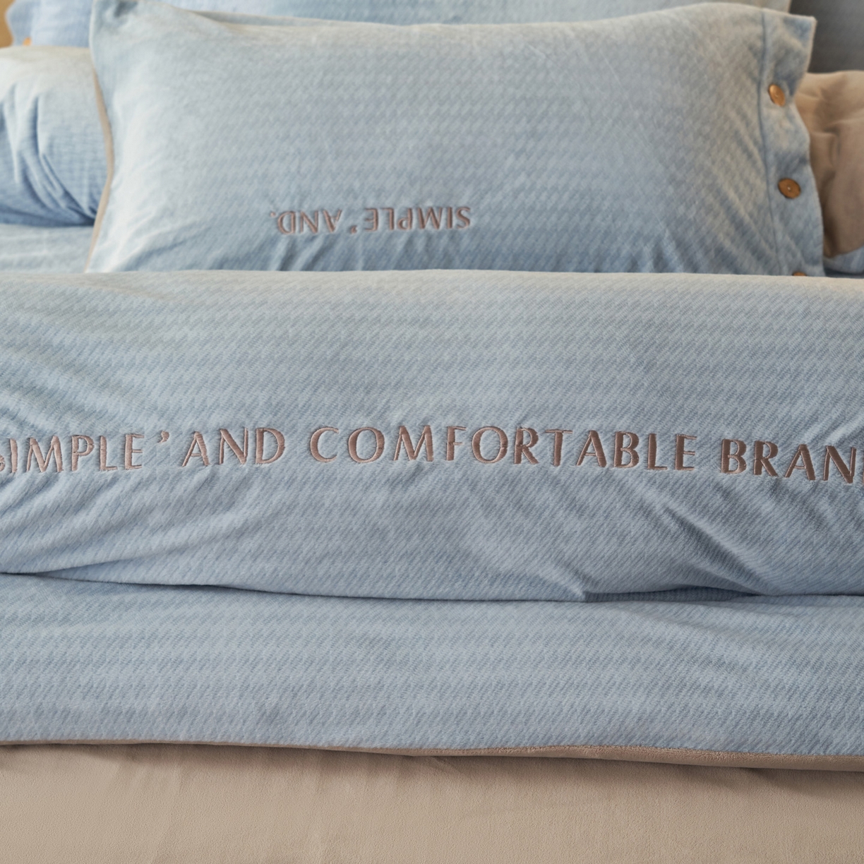 91家纺网 家纺一手货源 找家纺 寐绸家纺 2025秋冬新款230g雪貂绒阳离子提花牛奶绒四件套 雪貂绒-雾蓝