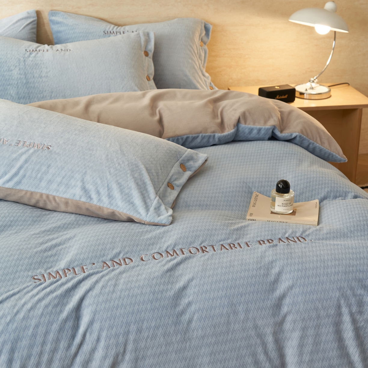 91家纺网 家纺一手货源 找家纺 寐绸家纺 2025秋冬新款230g雪貂绒阳离子提花牛奶绒四件套 雪貂绒-雾蓝