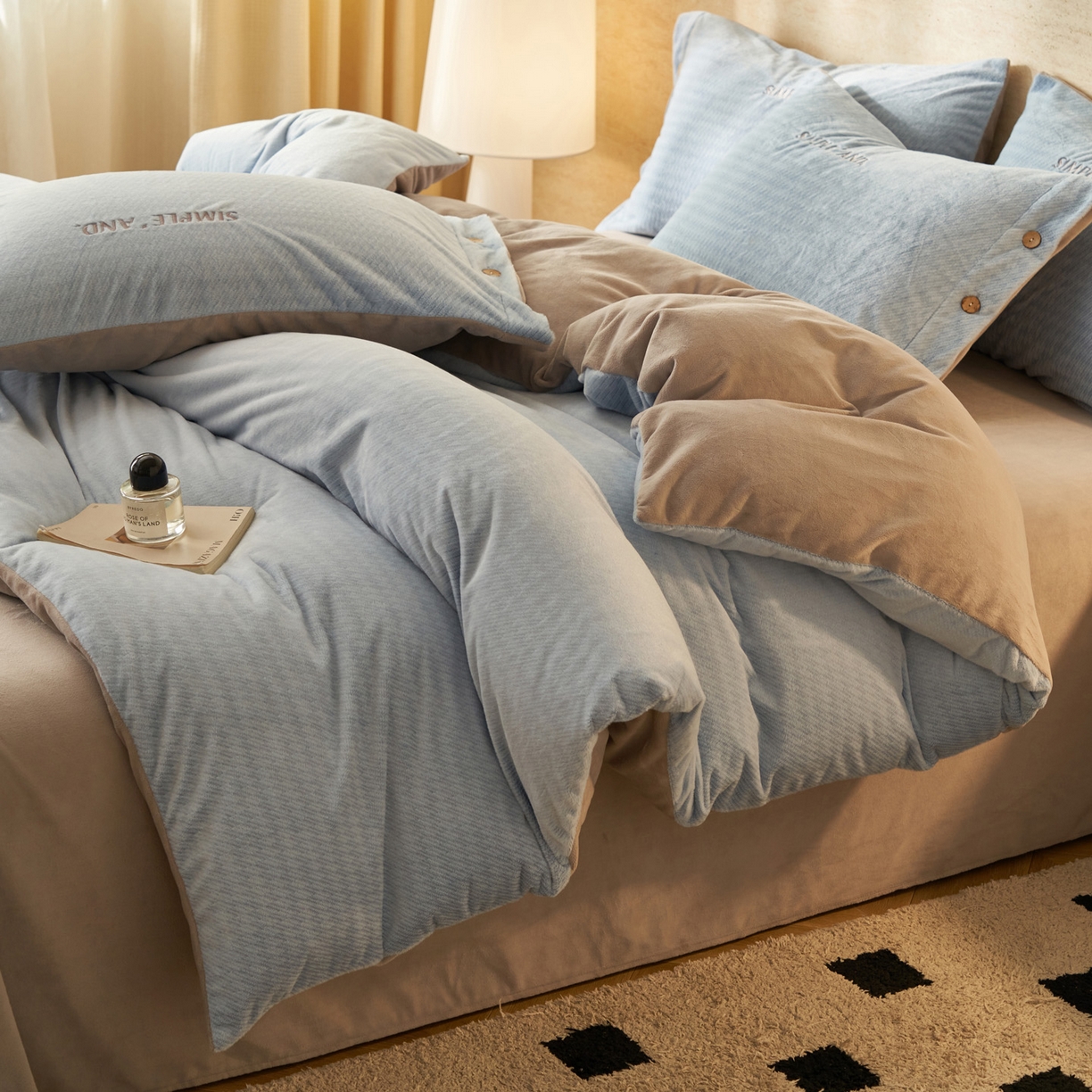 91家纺网 家纺一手货源 找家纺 寐绸家纺 2025秋冬新款230g雪貂绒阳离子提花牛奶绒四件套 雪貂绒-雾蓝