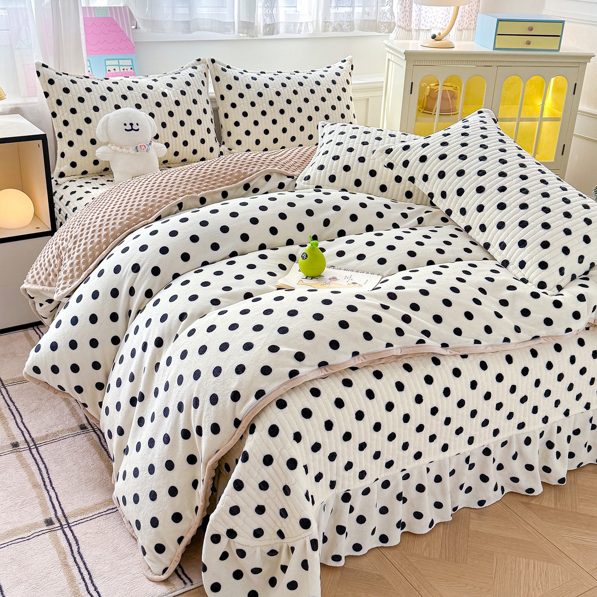 91家纺网 家纺一手货源 找家纺 豫见家纺 2025新款加厚高克重牛奶绒豆豆绒花边床盖四件套 波点