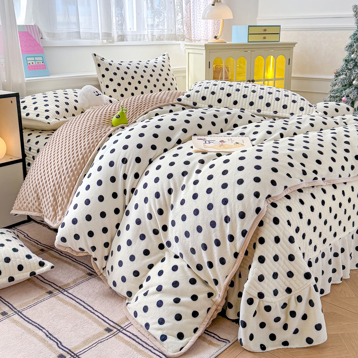 91家纺网 家纺一手货源 找家纺 豫见家纺 2025新款加厚高克重牛奶绒豆豆绒花边床盖四件套 波点