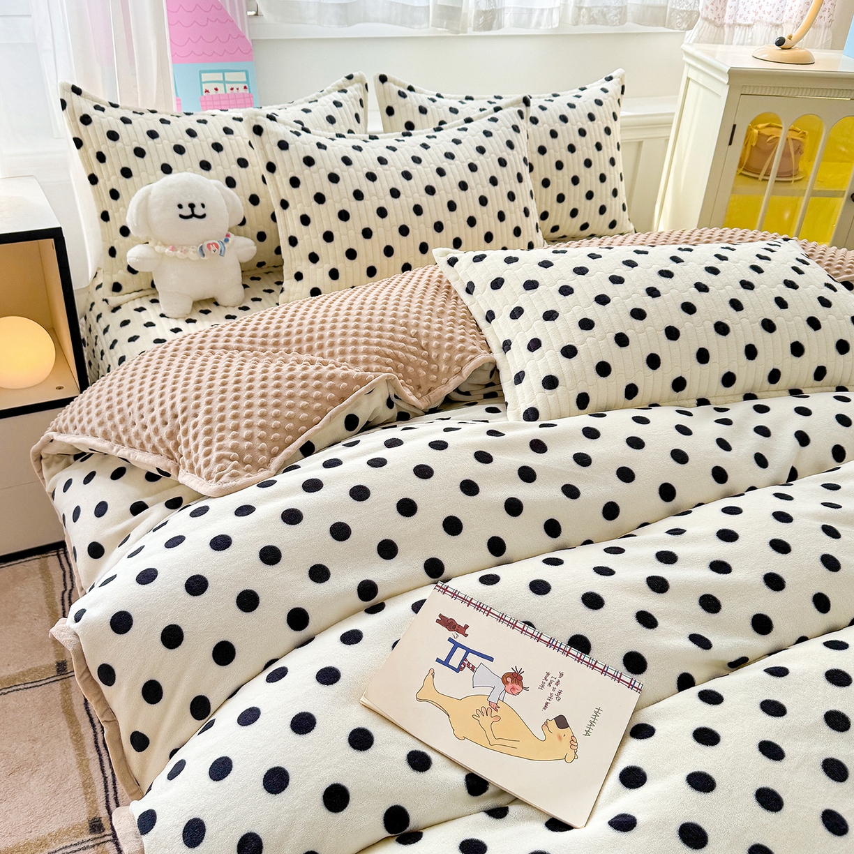 91家纺网 家纺一手货源 找家纺 豫见家纺 2025新款加厚高克重牛奶绒豆豆绒花边床盖四件套 波点