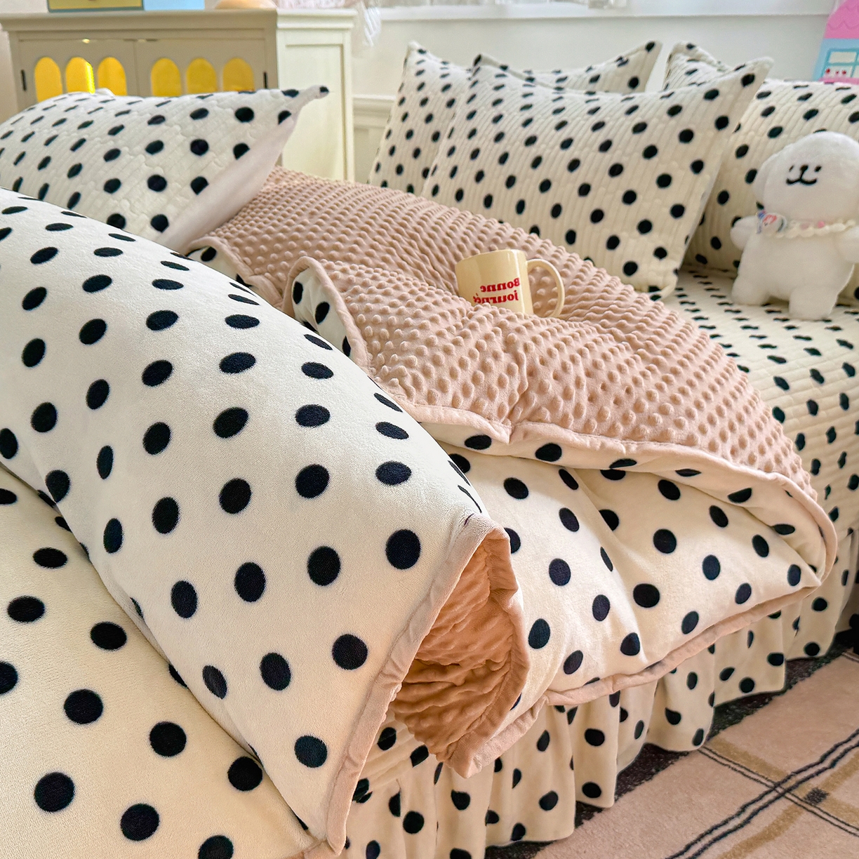 91家纺网 家纺一手货源 找家纺 豫见家纺 2025新款加厚高克重牛奶绒豆豆绒花边床盖四件套 波点