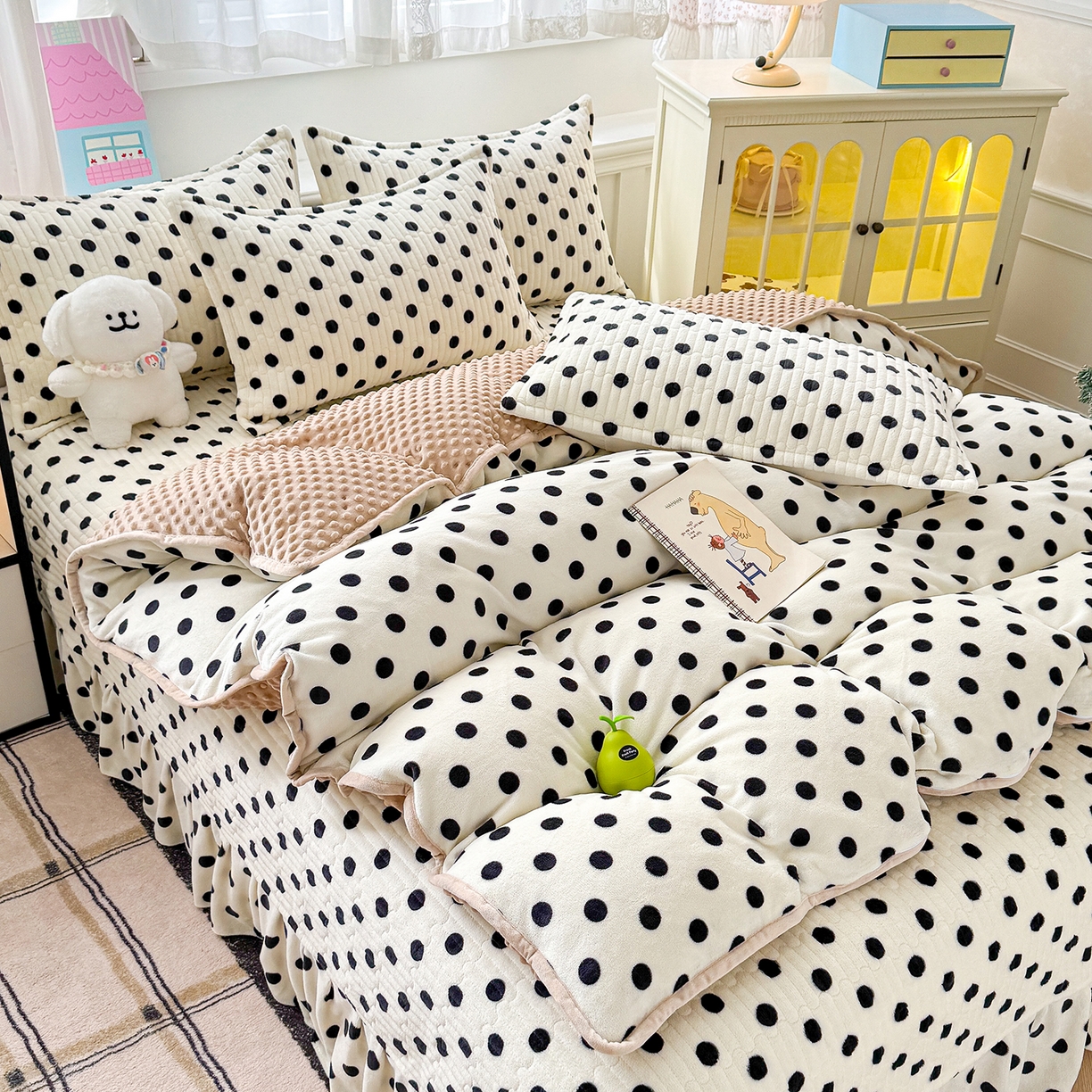 91家纺网 家纺一手货源 找家纺 豫见家纺 2025新款加厚高克重牛奶绒豆豆绒花边床盖四件套 波点