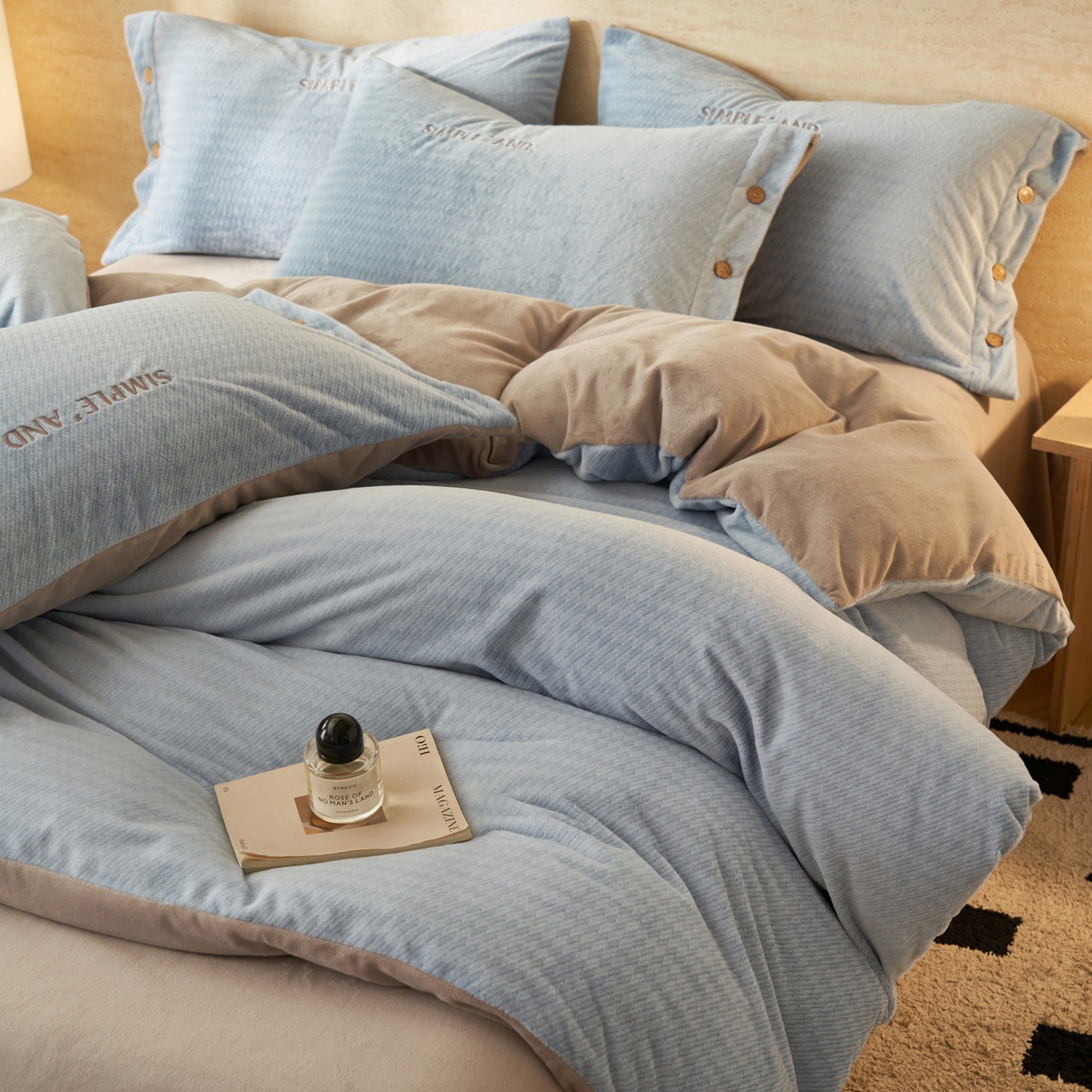 91家纺网 家纺一手货源 找家纺 寐绸家纺 2025秋冬新款230g雪貂绒阳离子提花牛奶绒四件套 雪貂绒-雾蓝