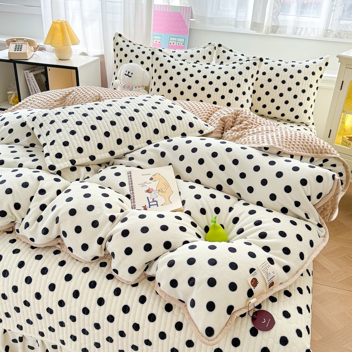 91家纺网 家纺一手货源 找家纺 豫见家纺 2025新款加厚高克重牛奶绒豆豆绒花边床盖四件套 波点