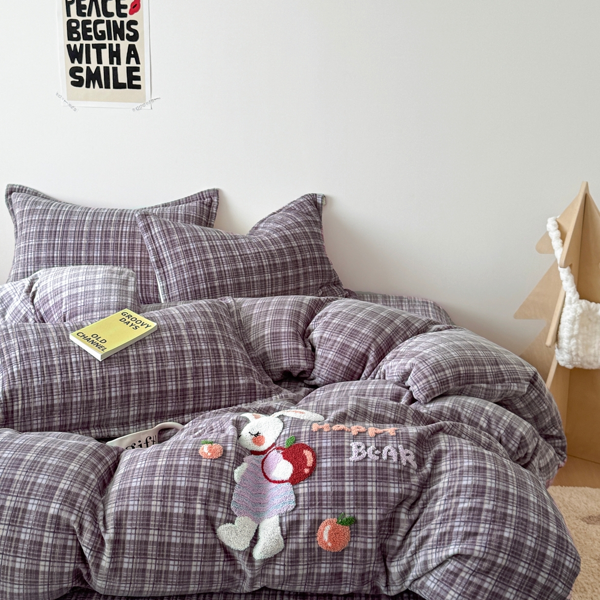 91家纺网 家纺一手货源 找家纺 希朵家纺 2025新款可爱牛奶绒毛巾绣床盖四件套 苹果兔