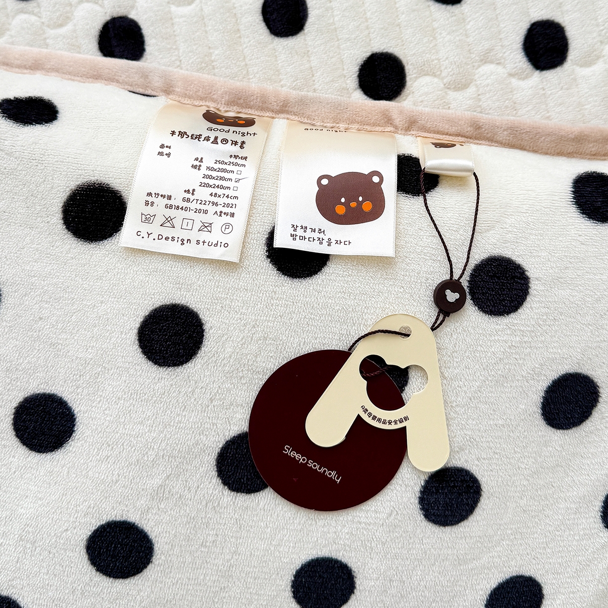 91家纺网 家纺一手货源 找家纺 豫见家纺 2025新款加厚高克重牛奶绒豆豆绒花边床盖四件套 波点