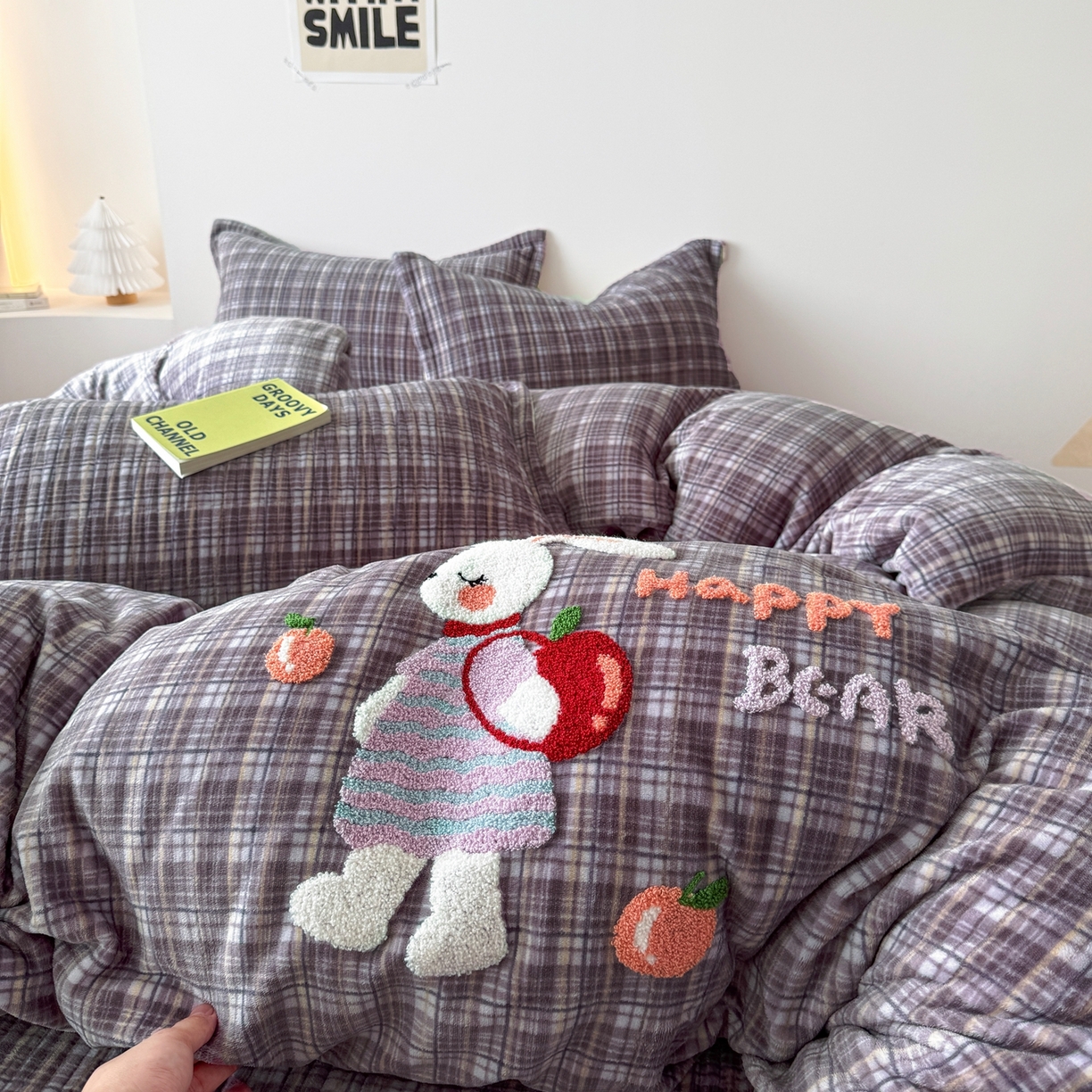 91家纺网 家纺一手货源 找家纺 希朵家纺 2025新款可爱牛奶绒毛巾绣床盖四件套 苹果兔