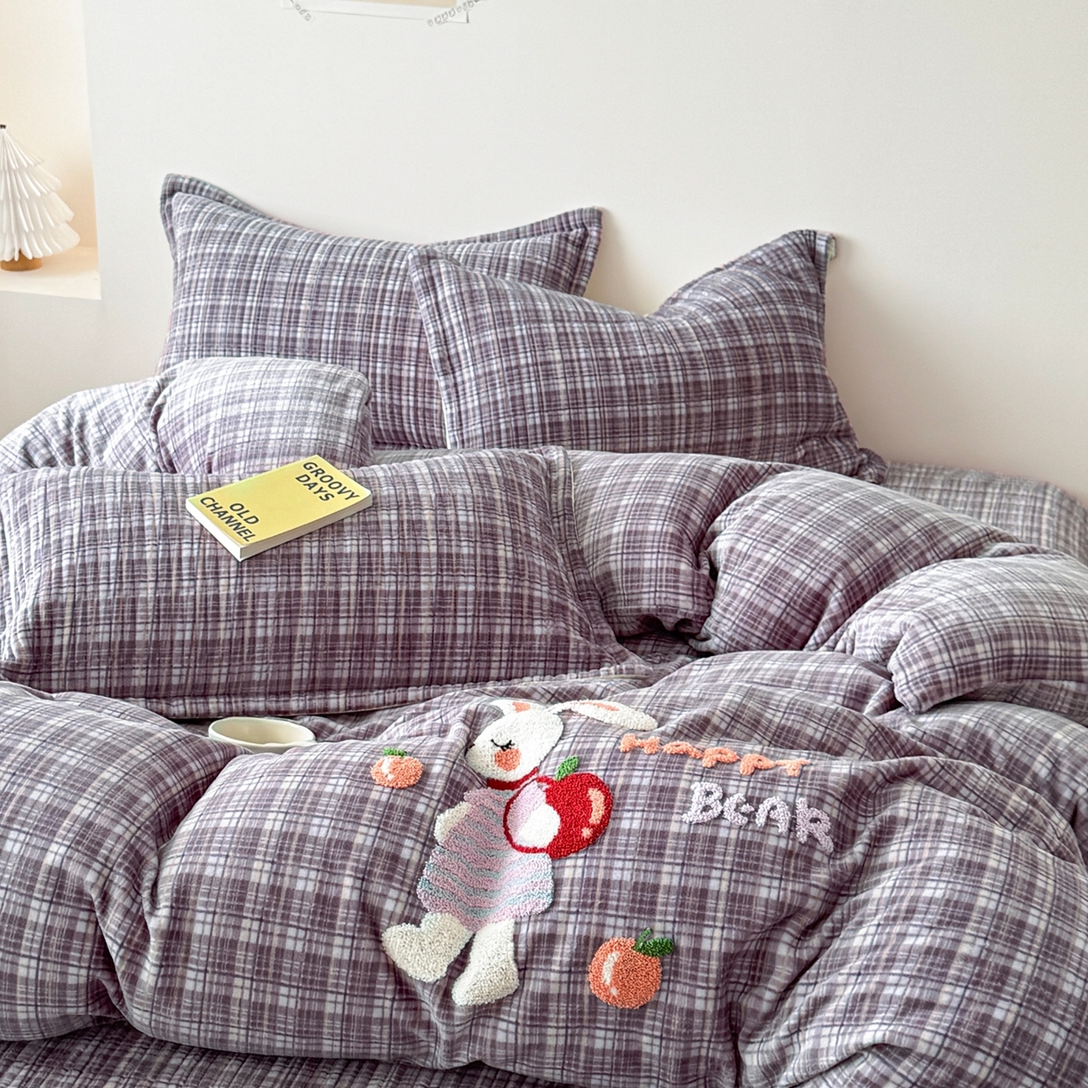 91家纺网 家纺一手货源 找家纺 希朵家纺 2025新款可爱牛奶绒毛巾绣床盖四件套 苹果兔